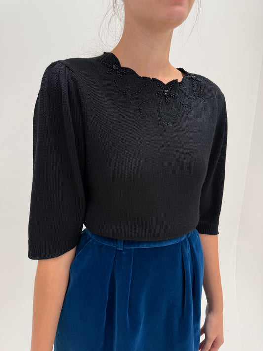 Top vintage negru din tricot plin ușor satinat cu aplicații manuale și mâneci ușor bufante