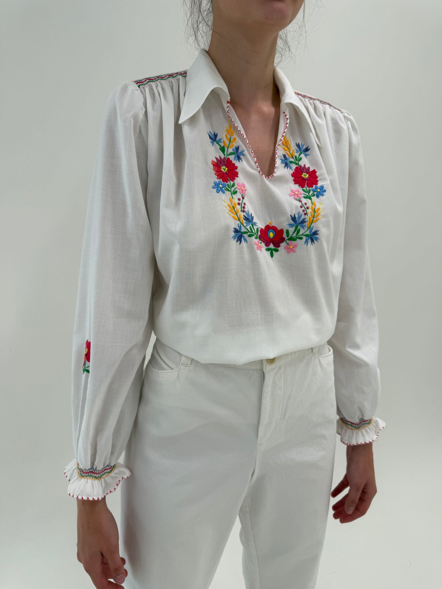 Cămașa vintage cu broderie manuală superbă în croi amplu