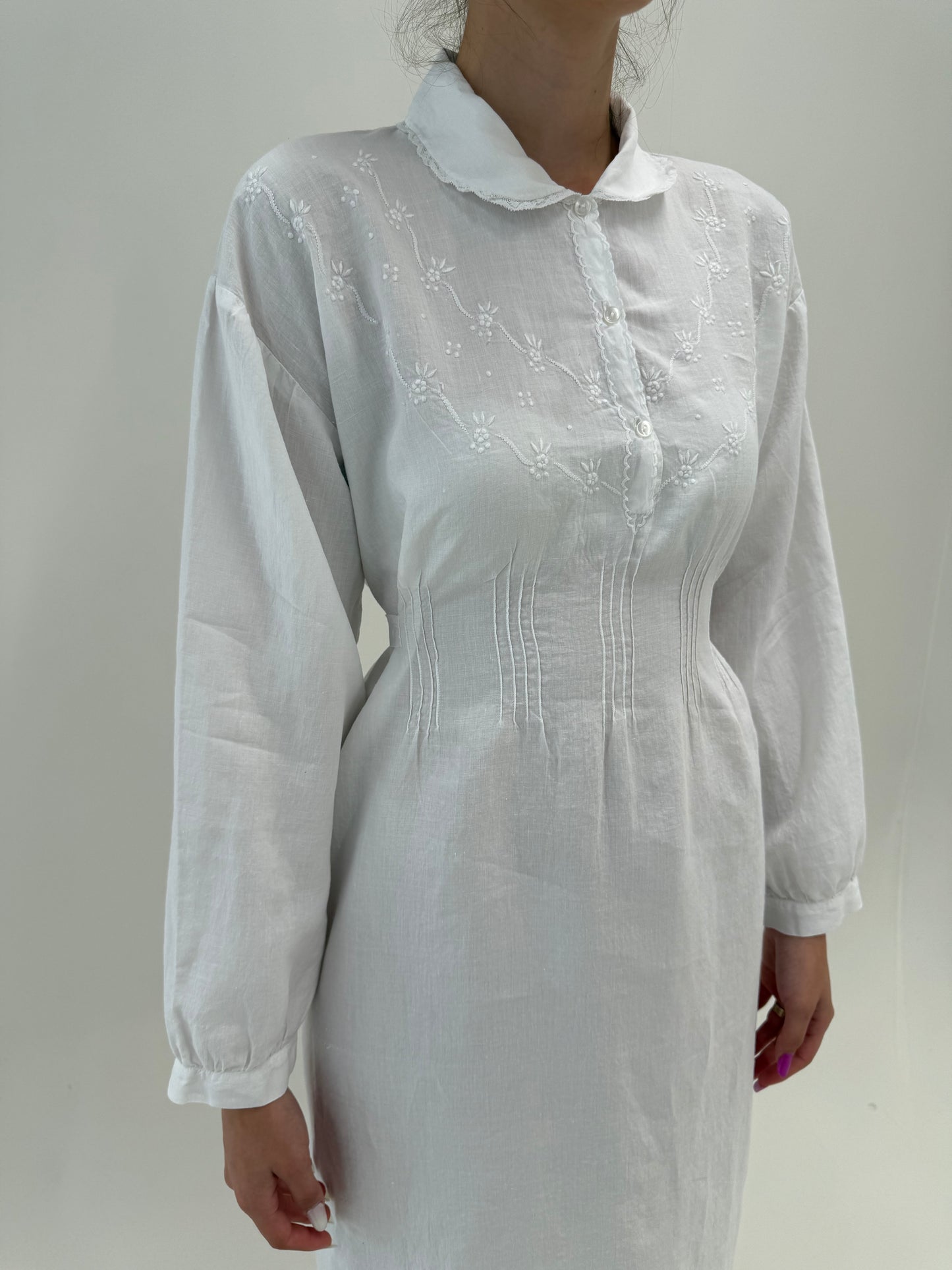 Rochie vintage din in moale excepțional cu broderie manuală reglabilă