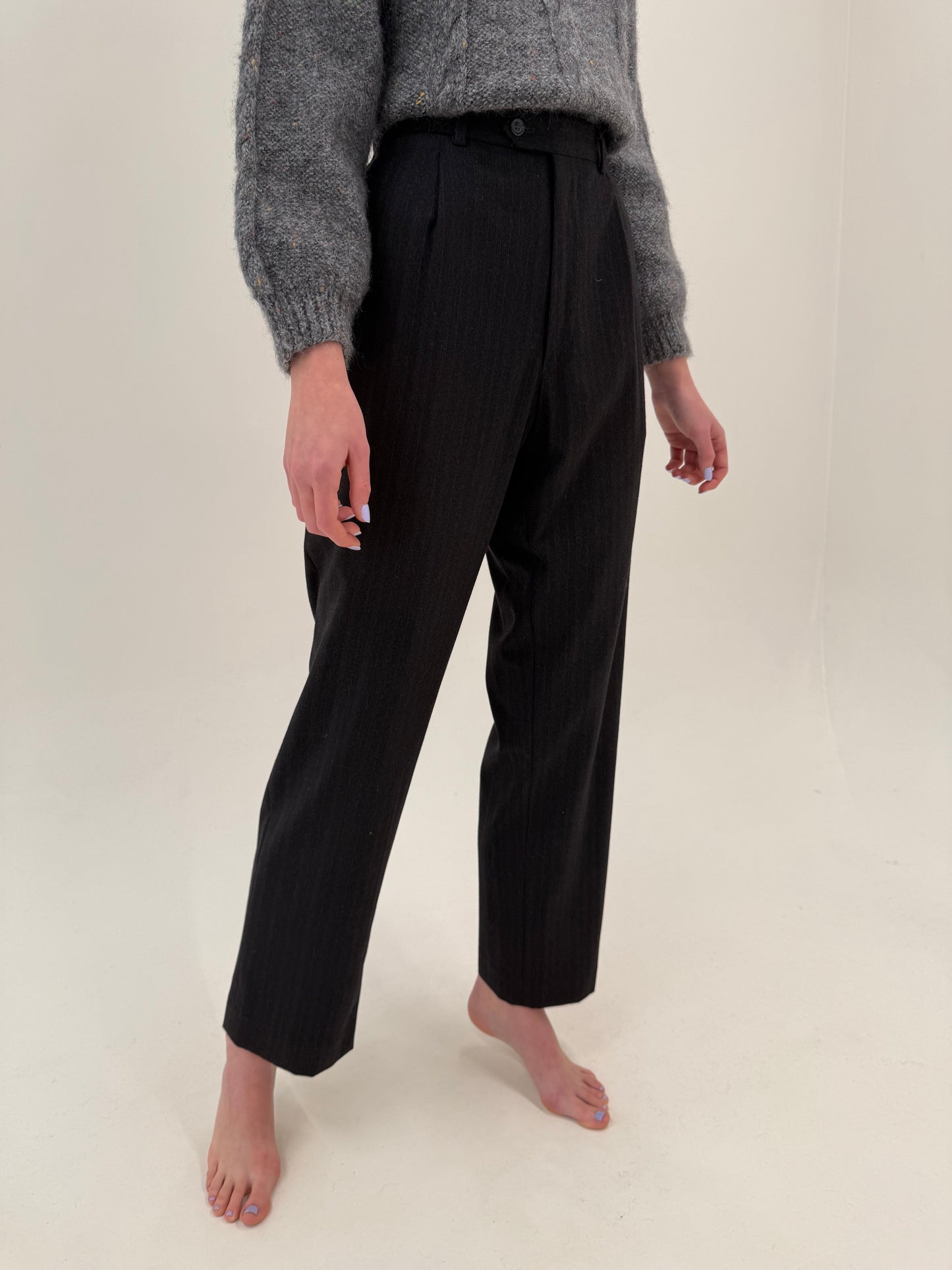 Pantaloni din lana extrafina cu dungi fine verticale dark red si pense