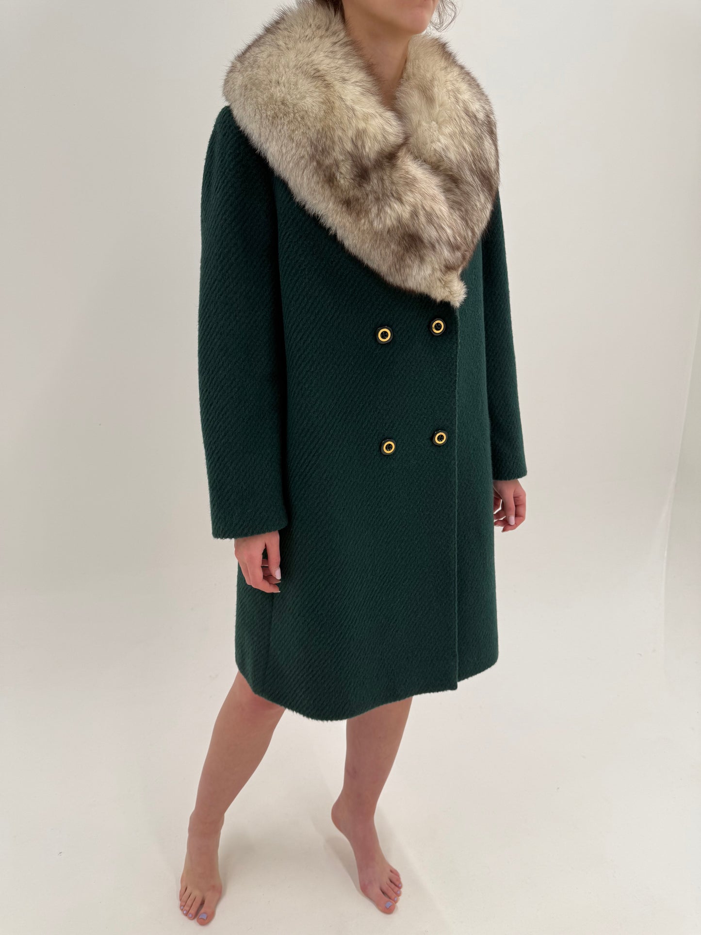 Palton old vintage de colecție anii 60 cu guler masiv din blană naturală