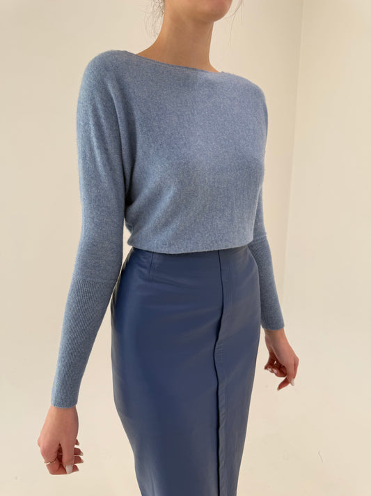 Pulover baby blue din cașmir cu manșete extrem de înalte de designer american