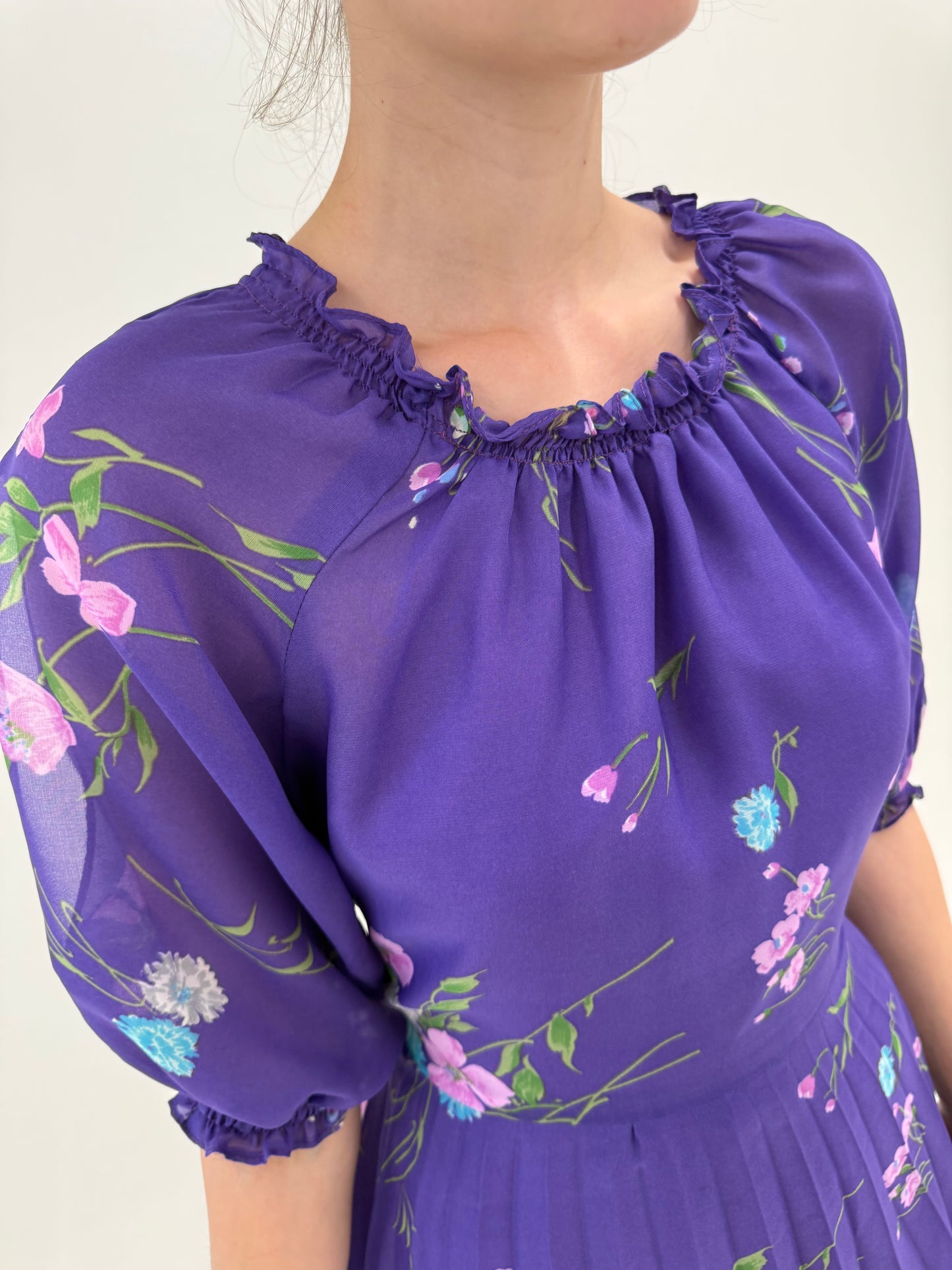 Rochie vintage electric lavender cu print floral delicat și fusta plisată