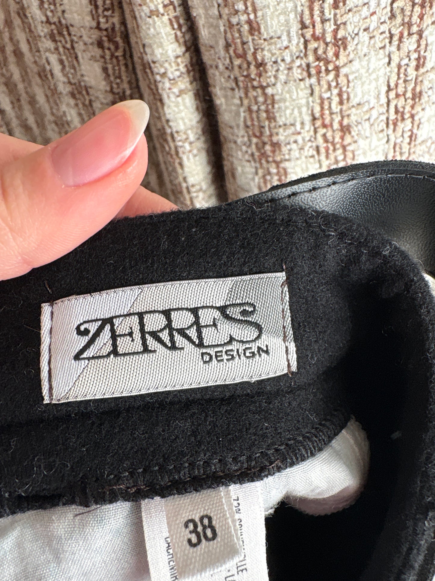 Pantaloni negri cu centură proprie și pense din lana și cașmir