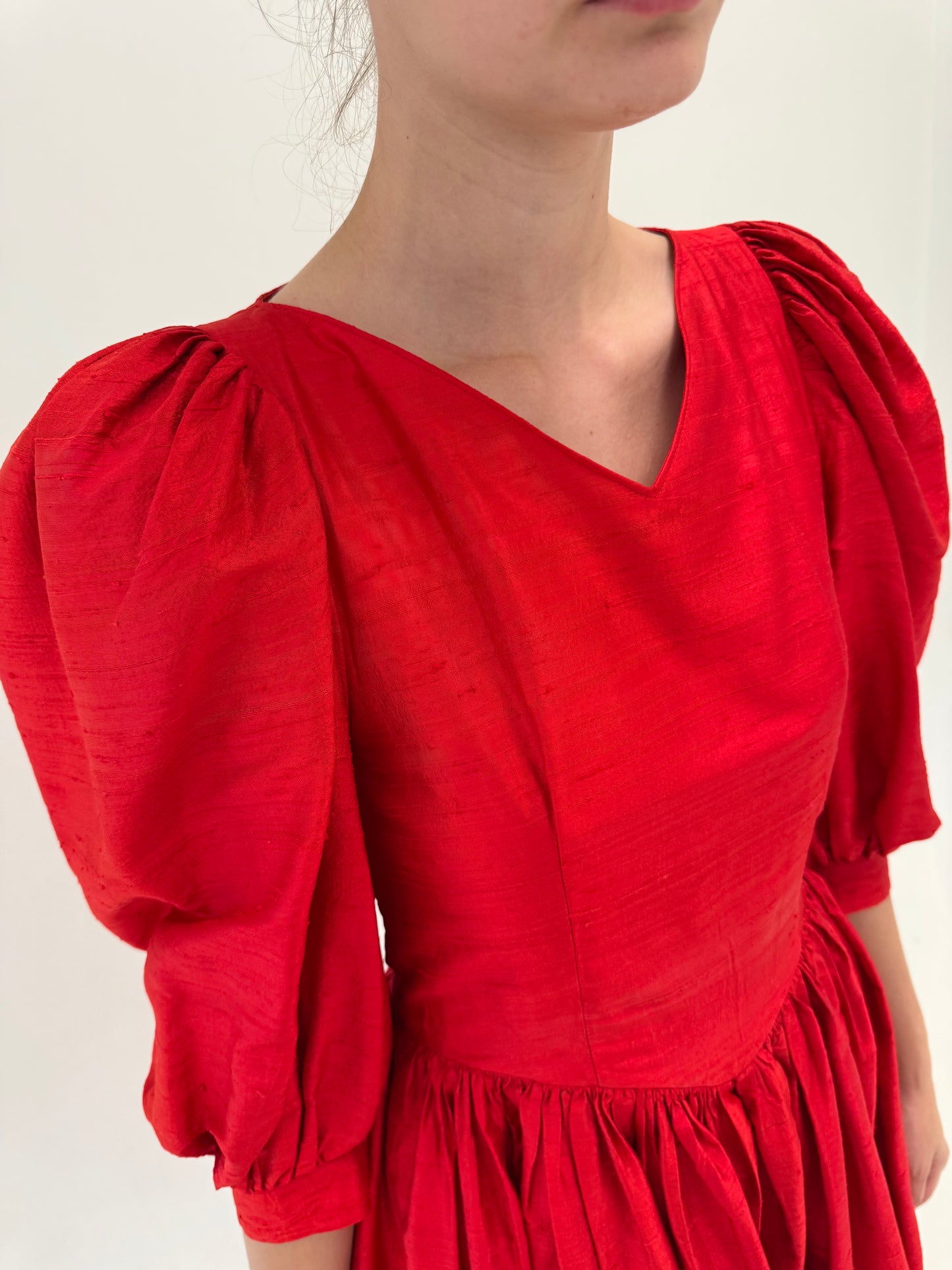 Rochie maxi din mătase naturală cu corsaj și umeri bufanți