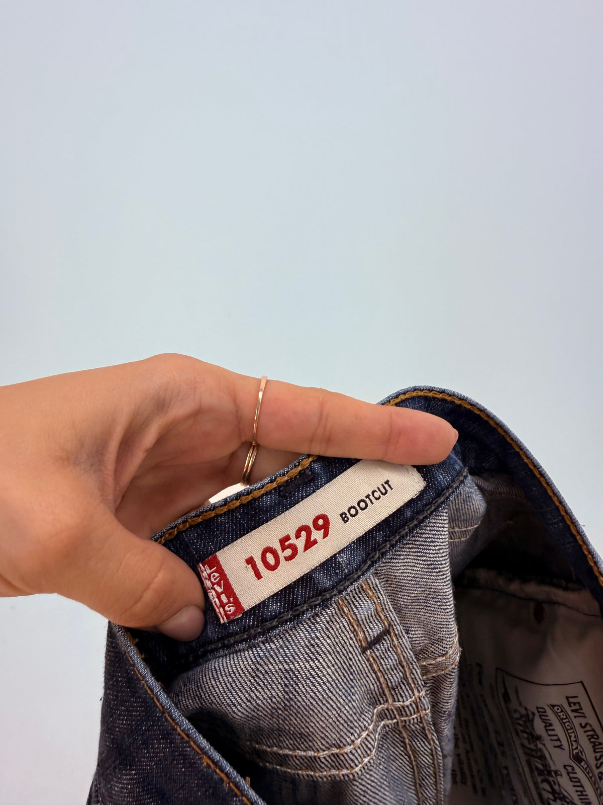 Jeans Levi’s bootcut vintage clasic wash in croi super revenit în trend