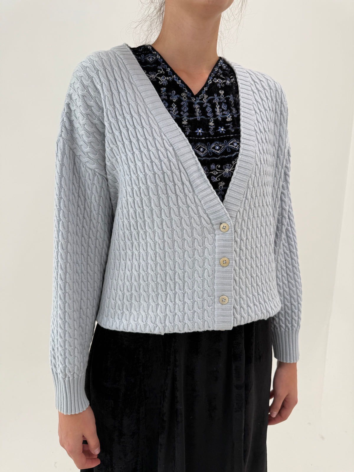 Cardigan petite dusty baby blue cu torsade în croi lung din lana merino extrafina