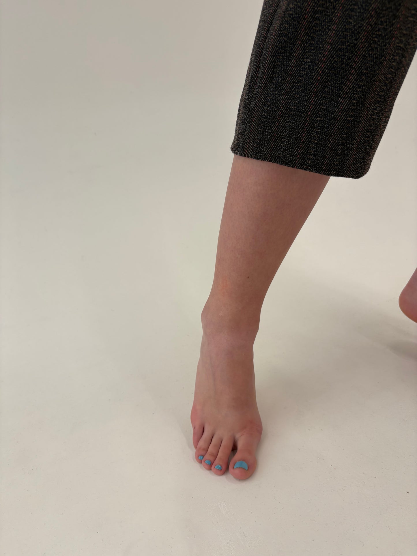 Pantaloni petite din stofă confort texturată  cu inserții cherry red