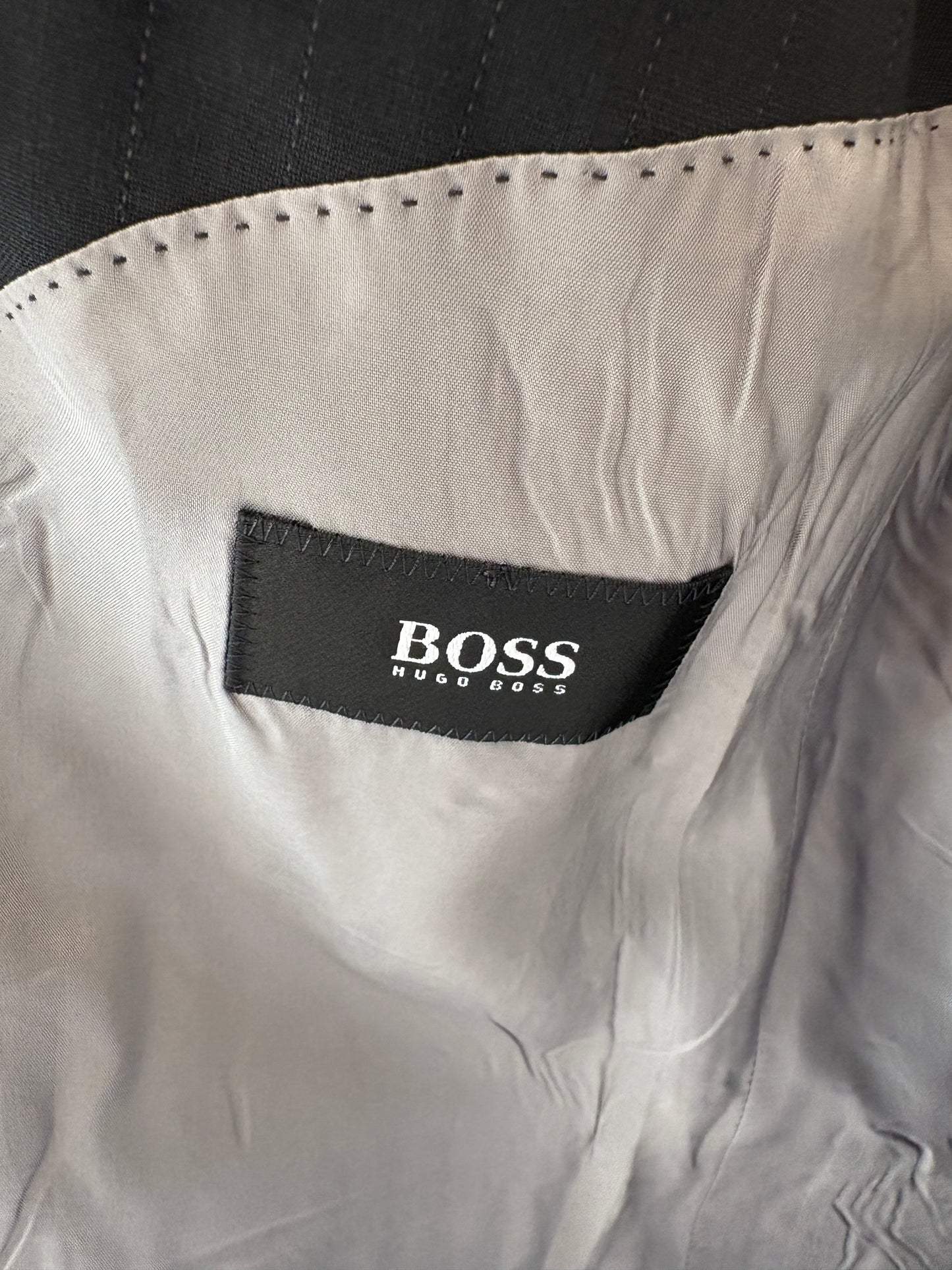 Sacou negru Hugo Boss în croi actual din lana extrafina
