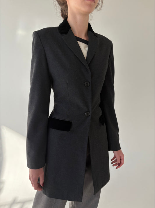 Pardesiu charcoal gray din lana extrafina în croi ușor cambrat