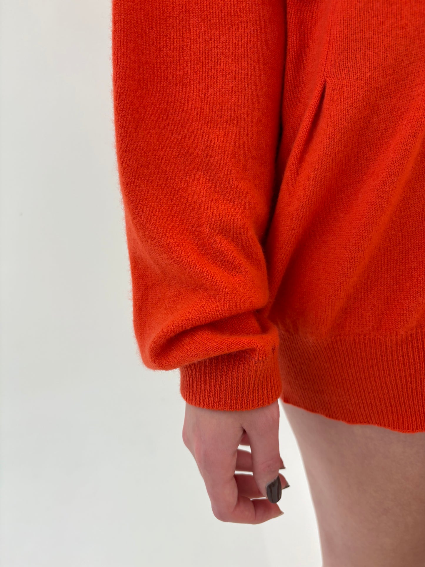 Pulover high end din cașmir multiply în croi lejer cu talia marcată