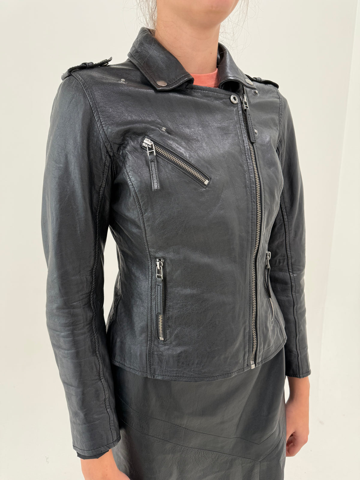 Geaca biker cambrata din piele naturală extra moale