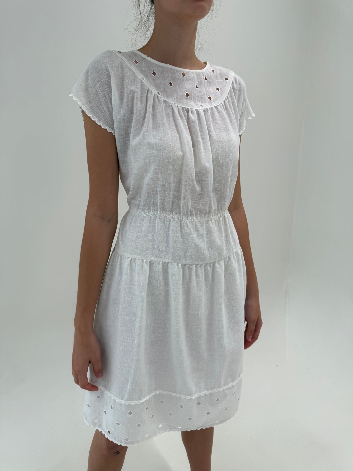Rochie albă din panzica de bumbac cu broderie anglaise