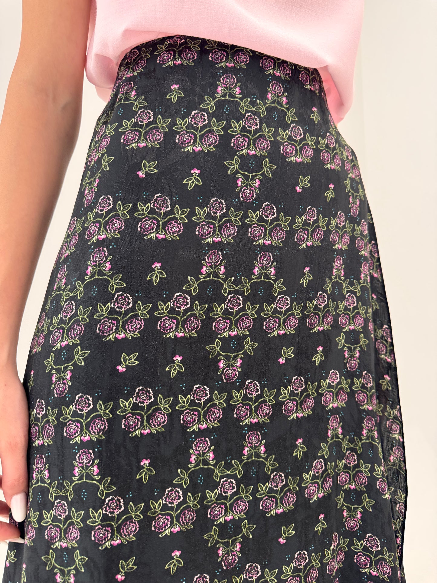 Fustă maxi neagră petrecută din material vaporos tip jacquard