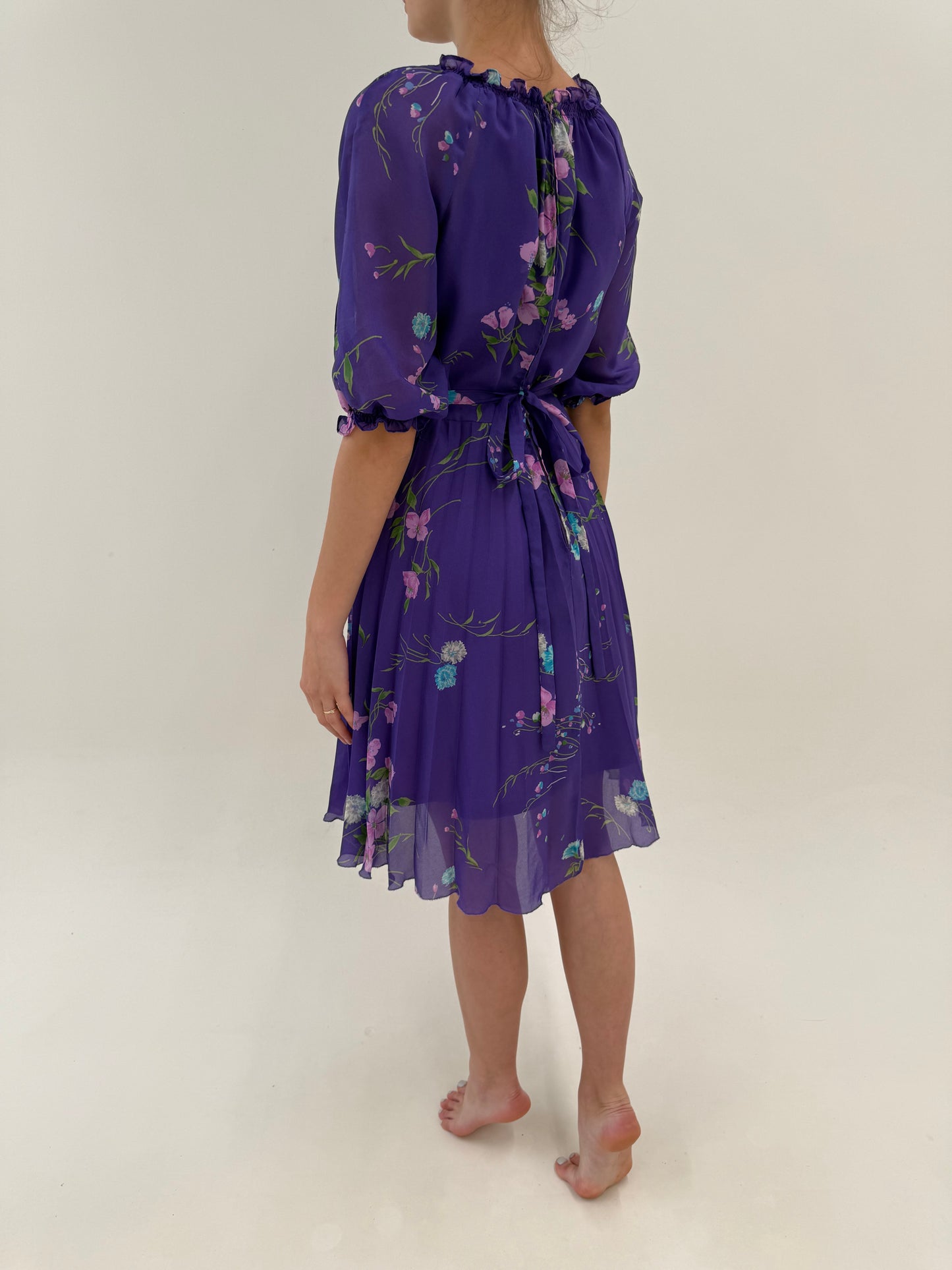 Rochie vintage electric lavender cu print floral delicat și fusta plisată