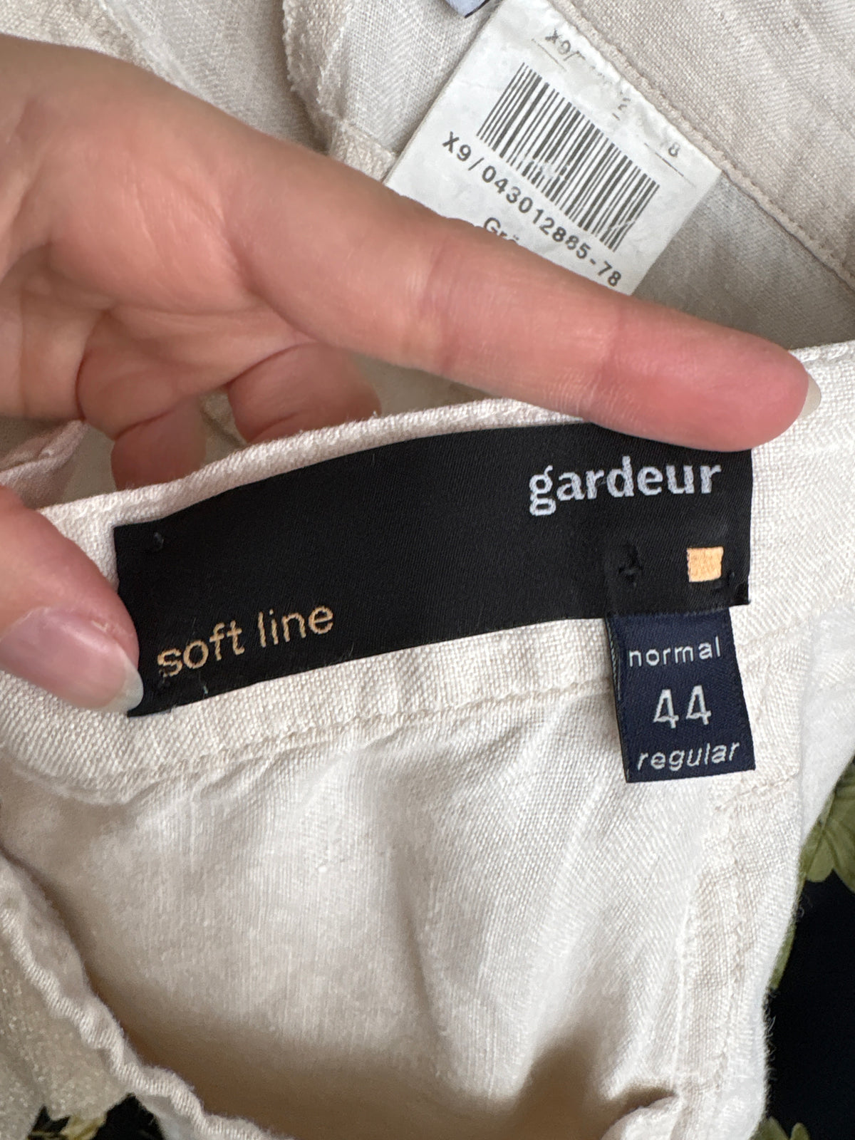 Pantaloni off white tall din in premium în croi clasic