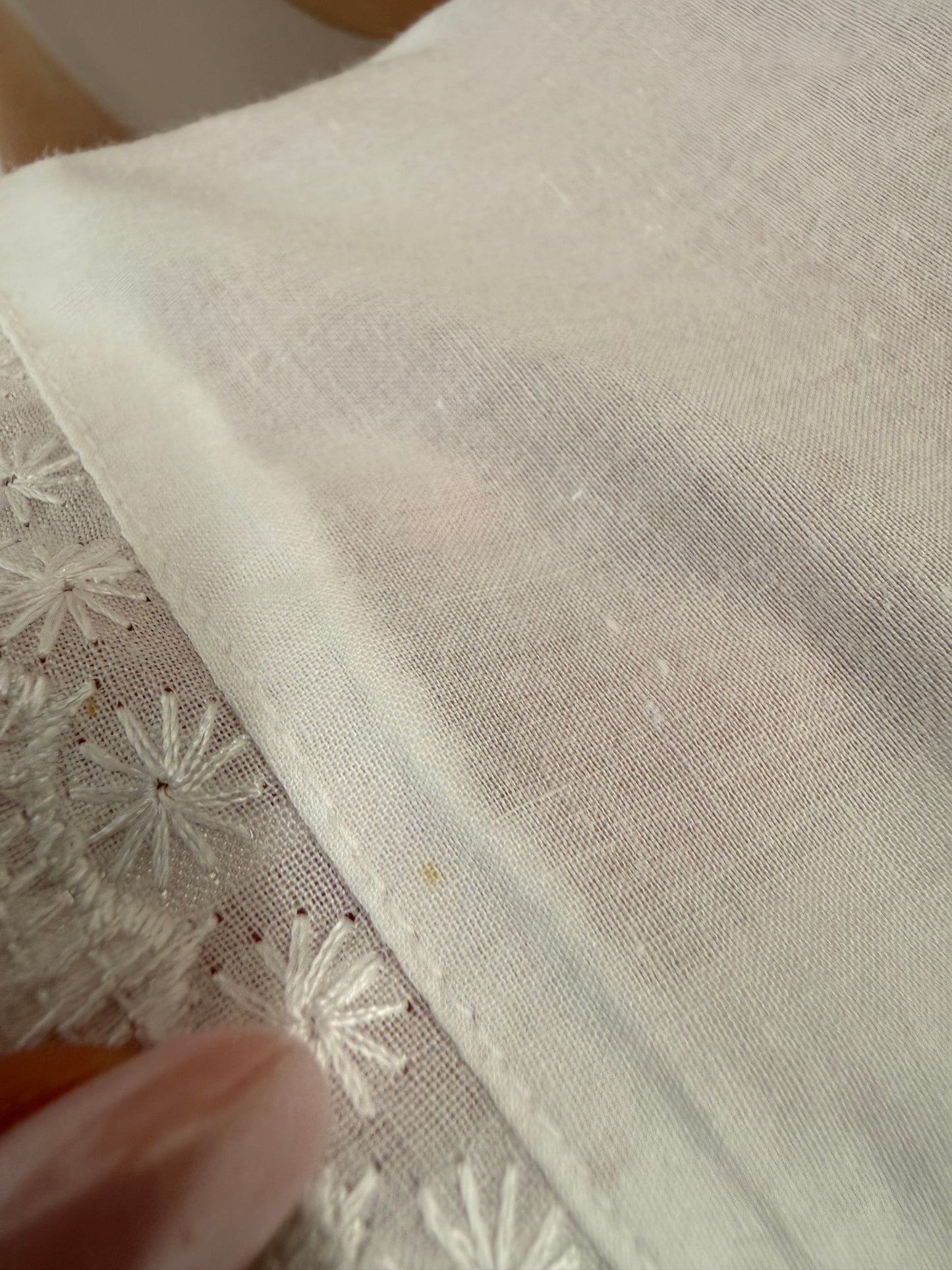 Top vintage cu broderie anglaise și bretele late din bumbac premium