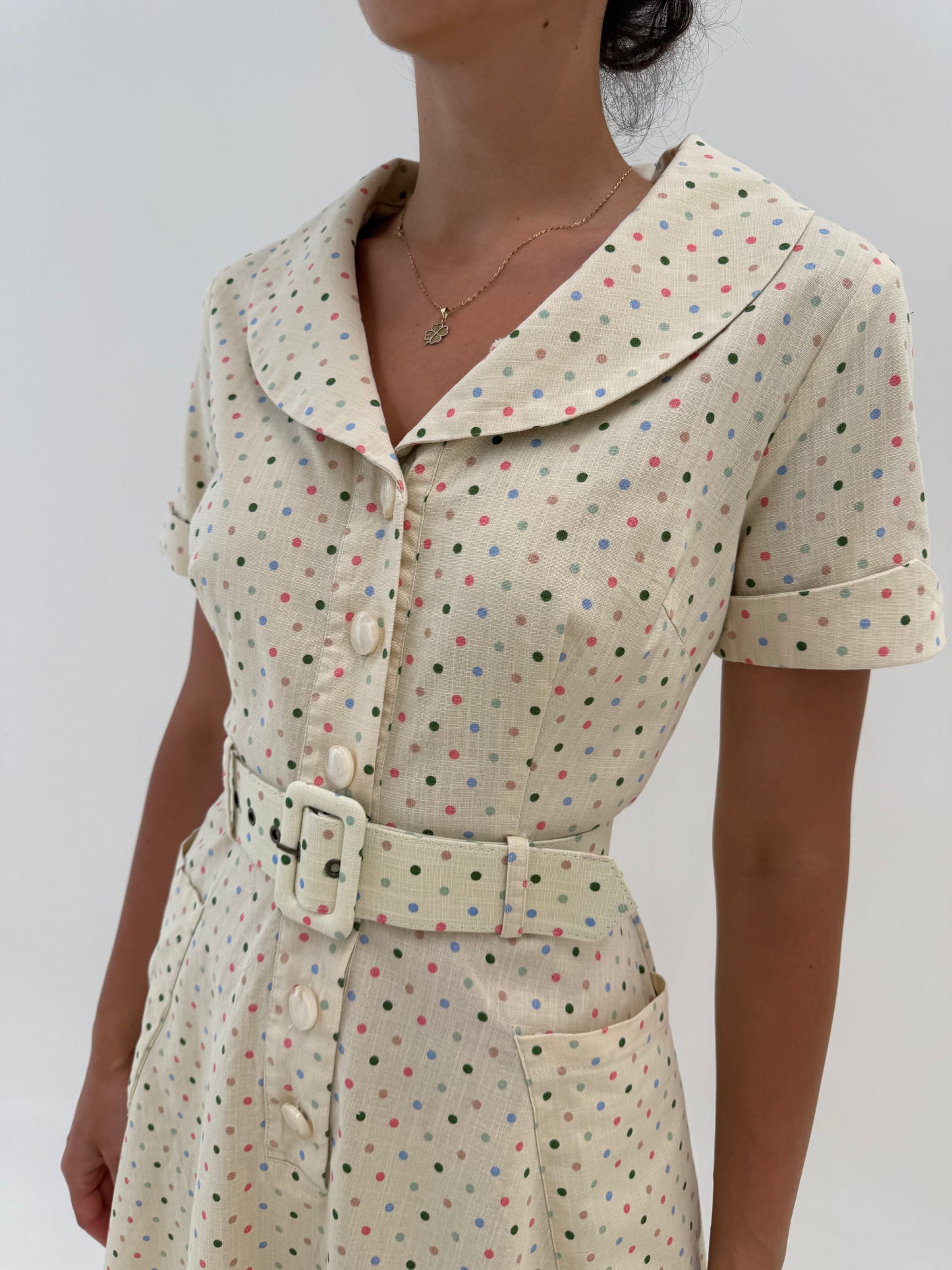 Rochie vintage cu buline în croi de ani 50 din pânză cu guler rotunjit și centura proprie
