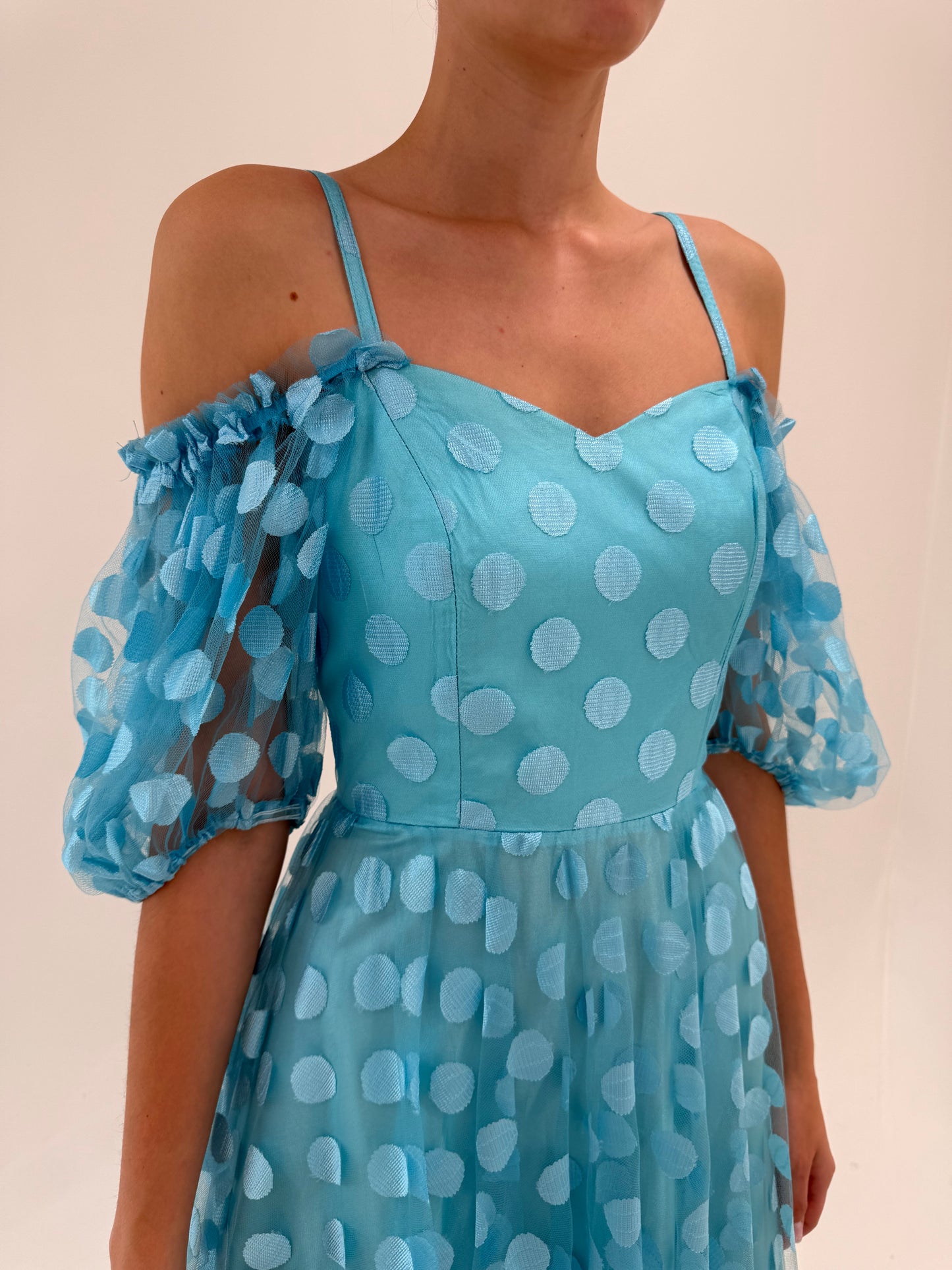 Rochie maxi vintage din mesh cu buline și corsaj cu umeri bufanți