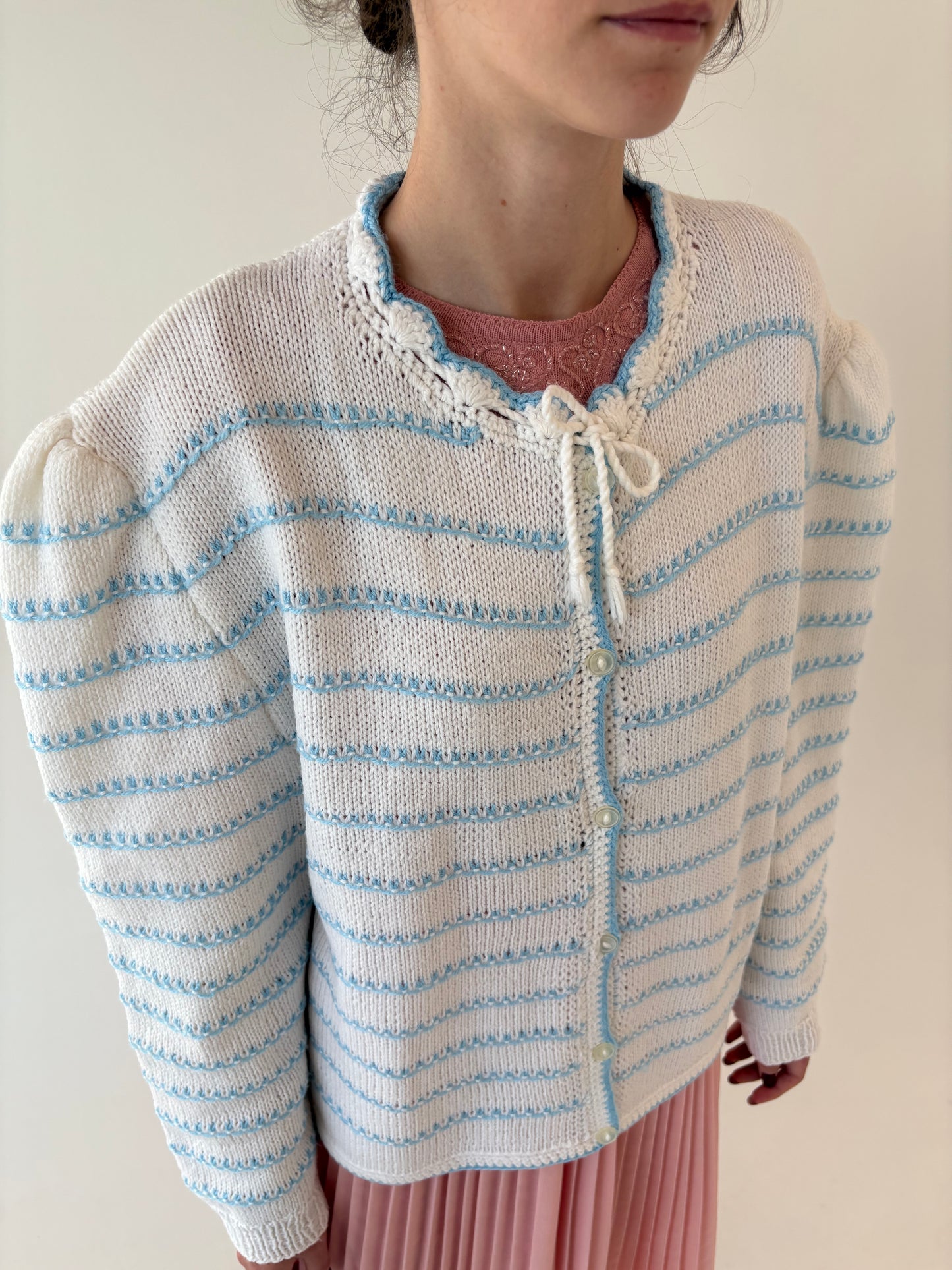 Cardigan vintage lucrat manual cu dungi baby blue texturate