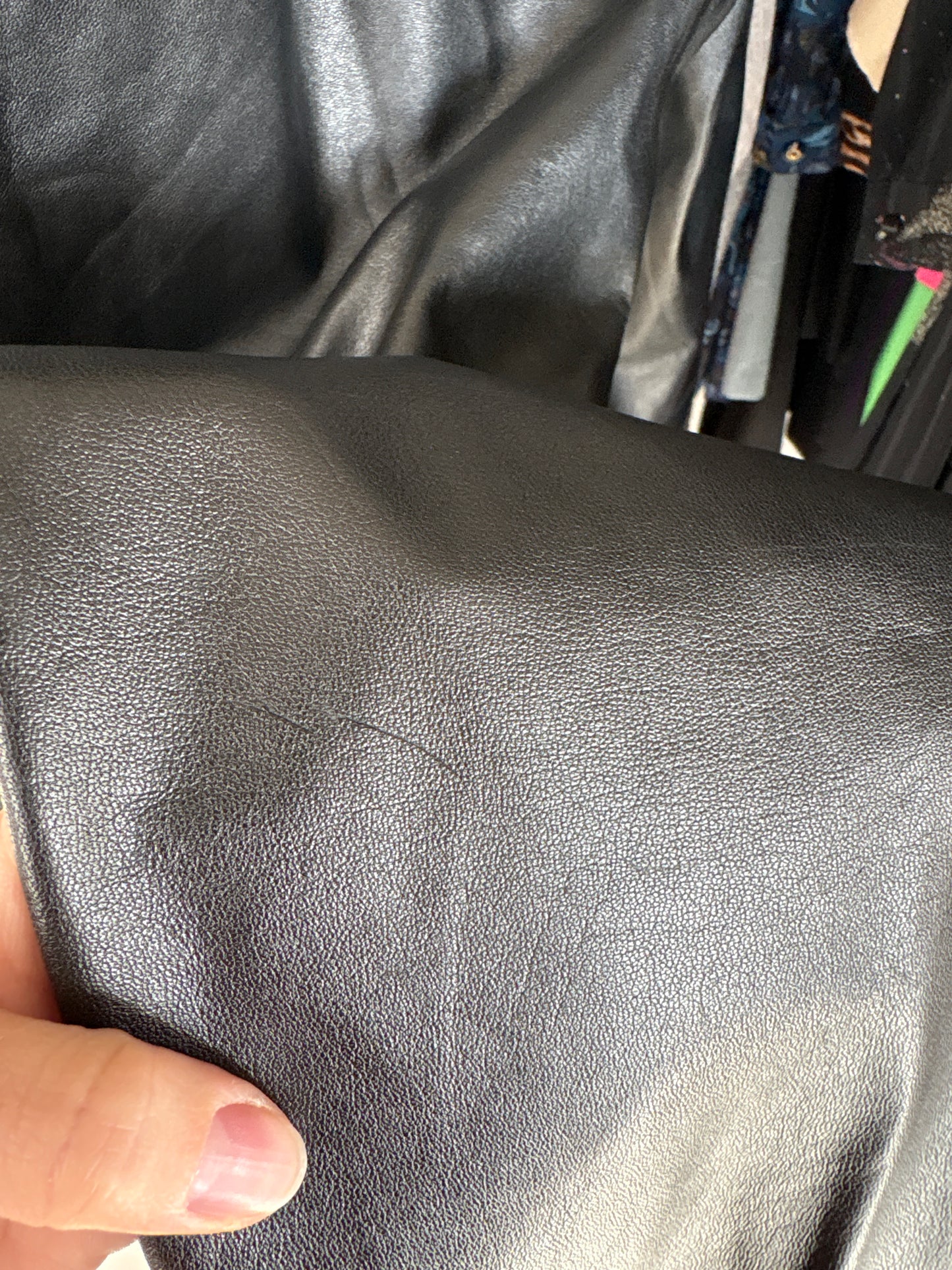 Pantaloni din piele naturală mănușă cu talie ultra marcată în croi elaborat