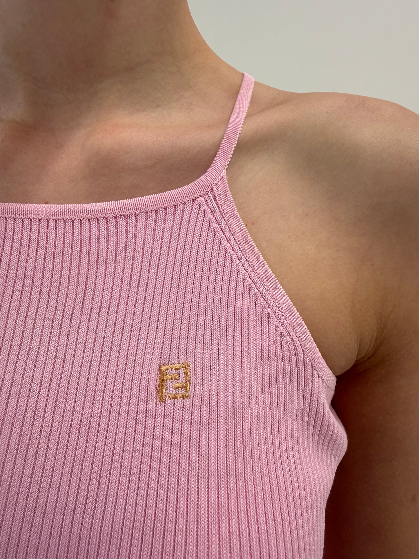 Top Fendi cu logoul discret al brandului din jerse ribbed powder pink