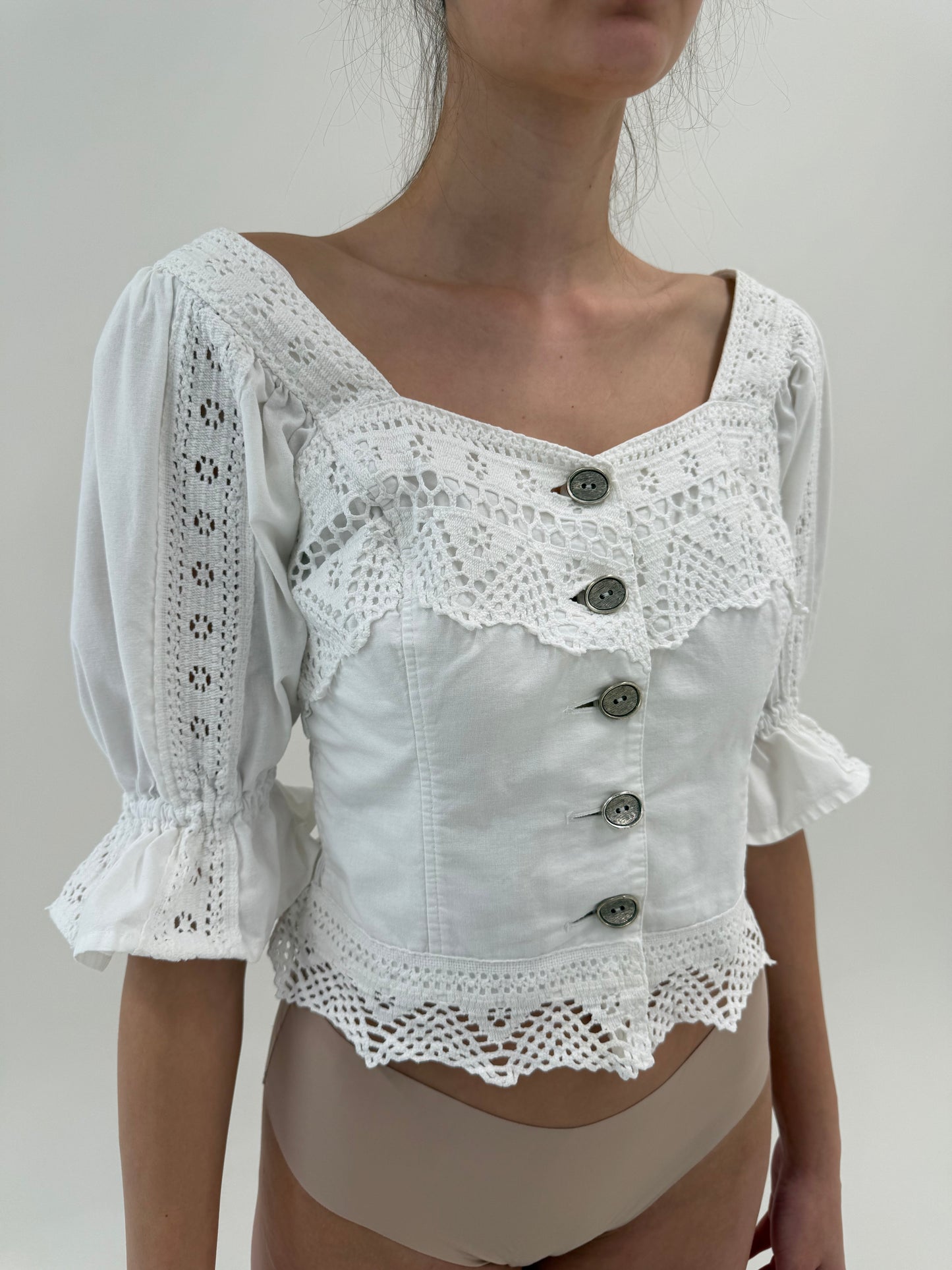 Corsaj vintage din pânză cu umeri bufanți și dantelă macrame lucrată manual