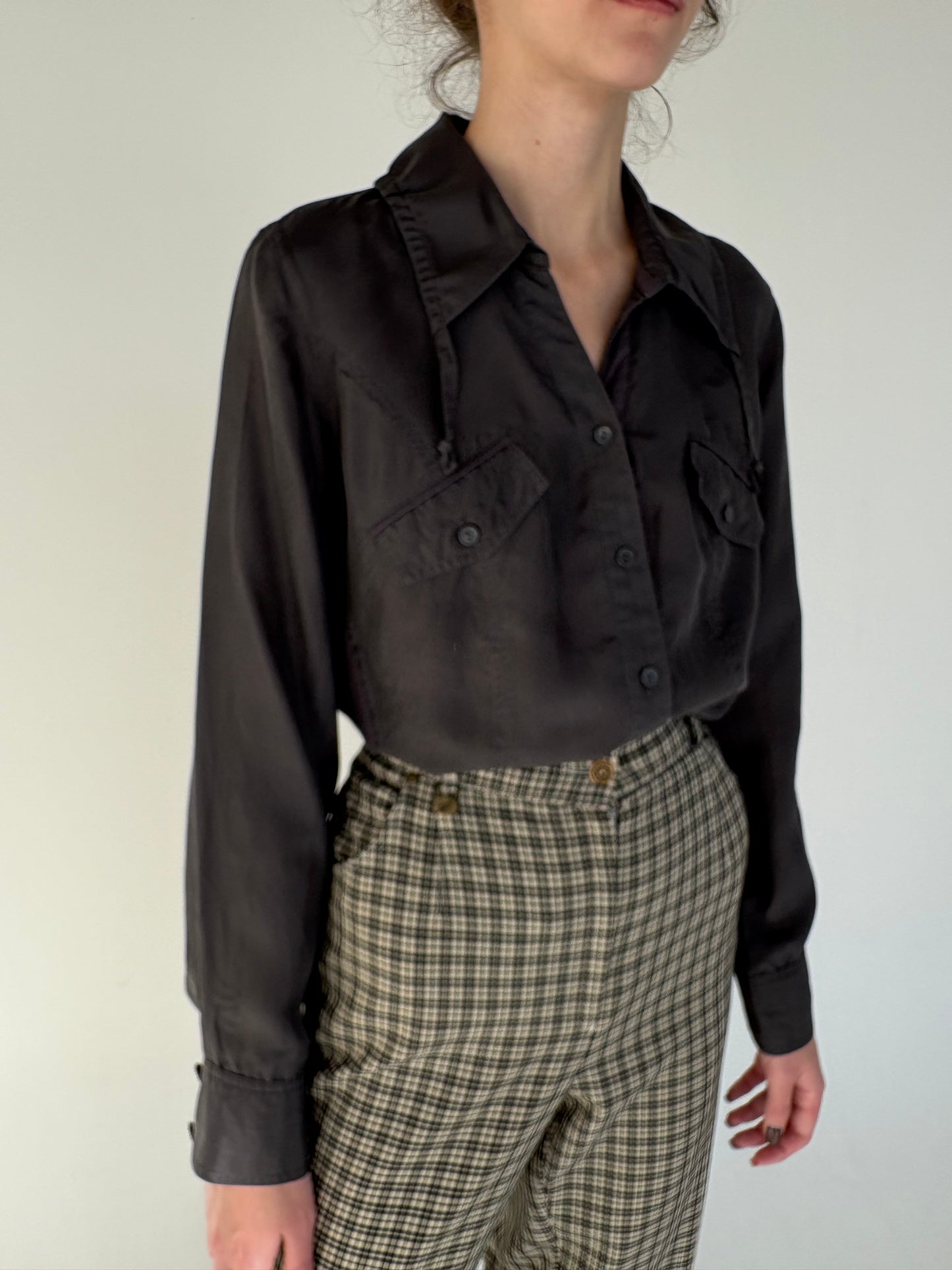 Cămașa din mătase naturală cu ușoare influențe casual