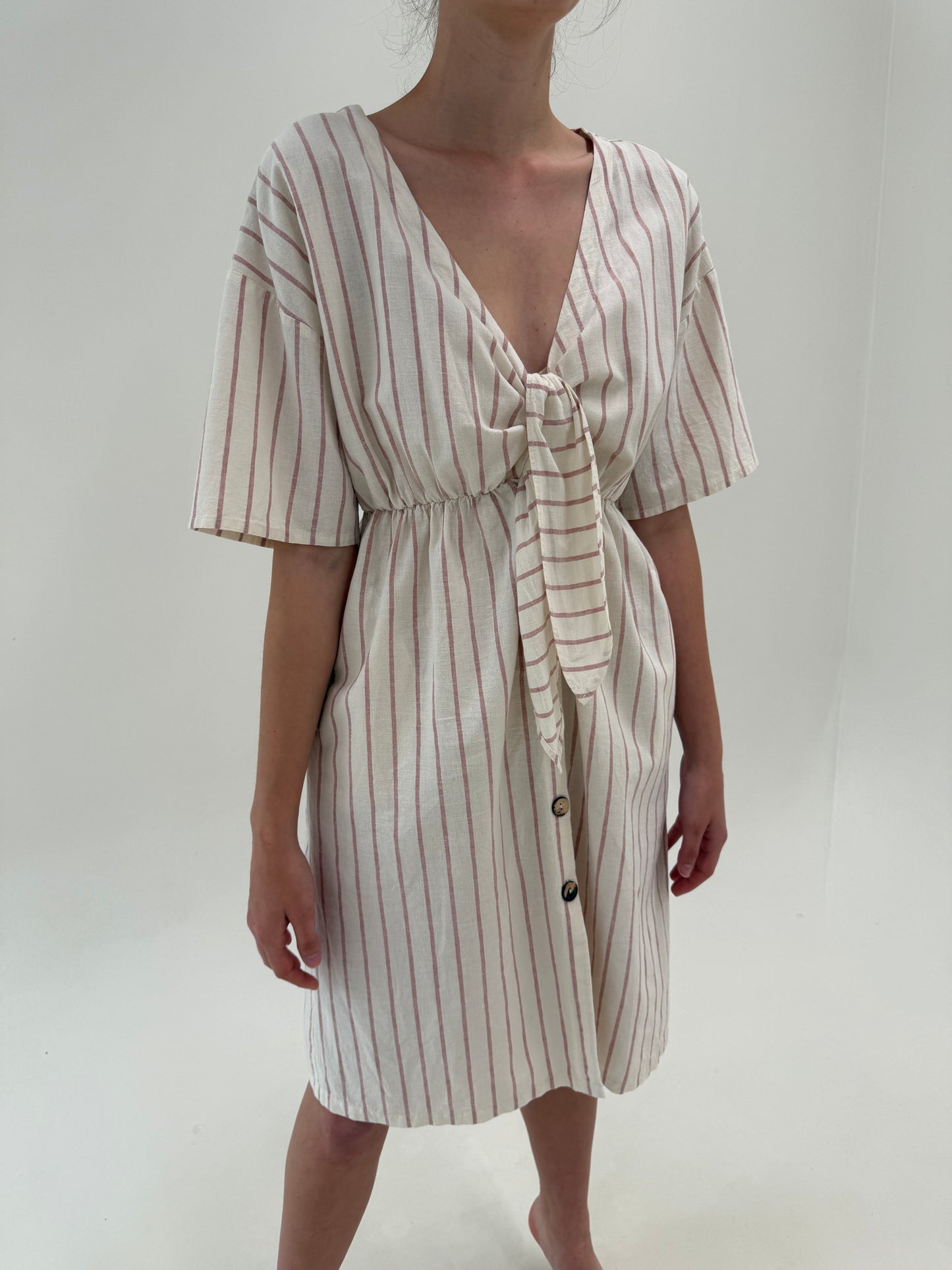 Rochie din pânză de in cu talie ultra înaltă și dungi fine roz verticale