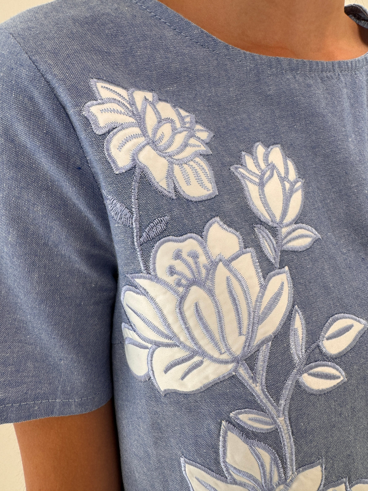 Top jeans blue din pânză în croi miniu cu aplicații florale și broderie