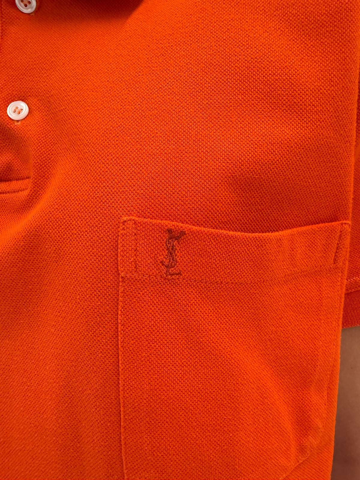 Tricou polo Yves Saint Laurent electric orange din bumbac pique cu logo discret brodat