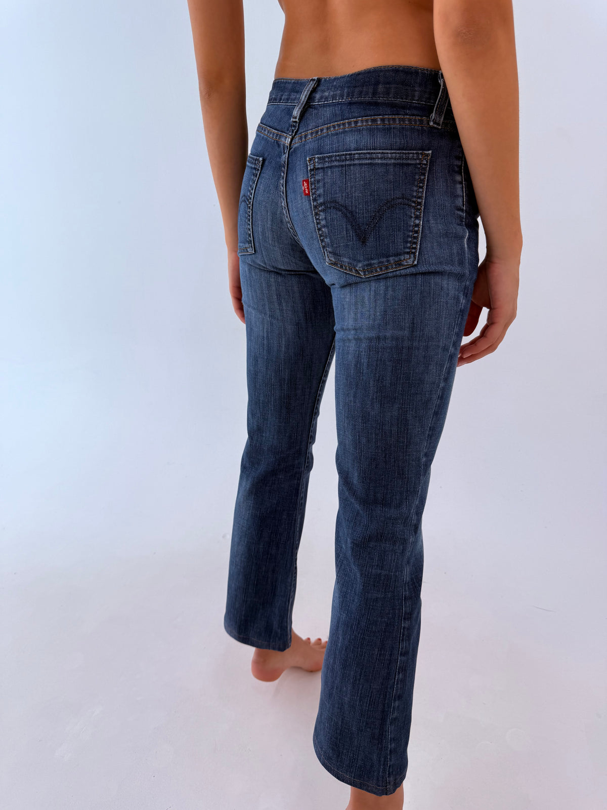 Jeans Levi’s bootcut vintage clasic wash in croi super revenit în trend