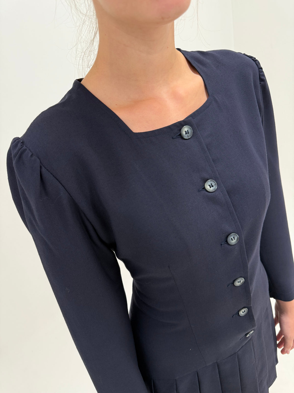 Rochie vintage italiană cu pliseuri din stofita de lana extafina și talie ușor căzută