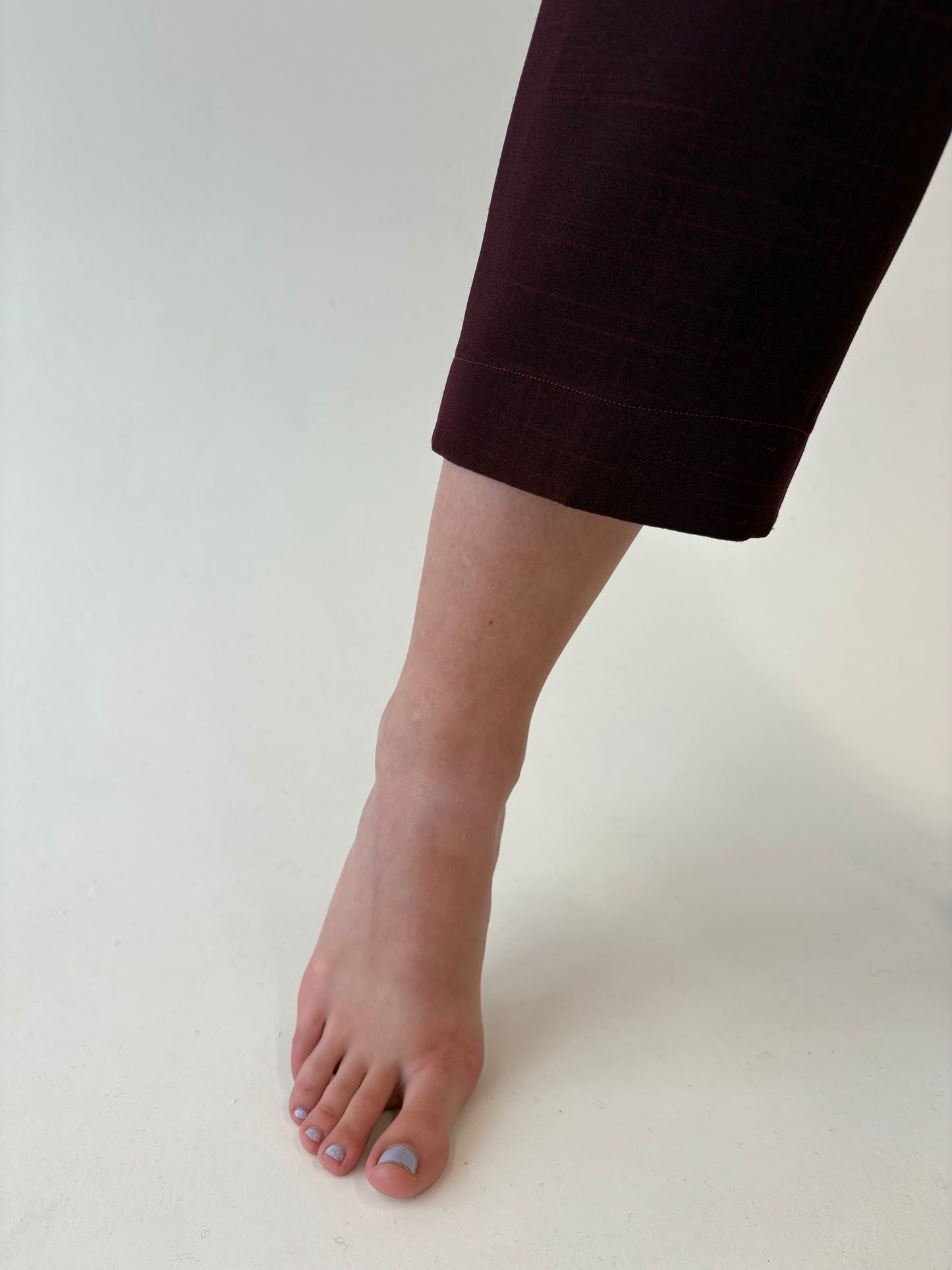 Pantaloni țigaretă dark burgundy din mix de lana extrafina cu talie ultra înaltă