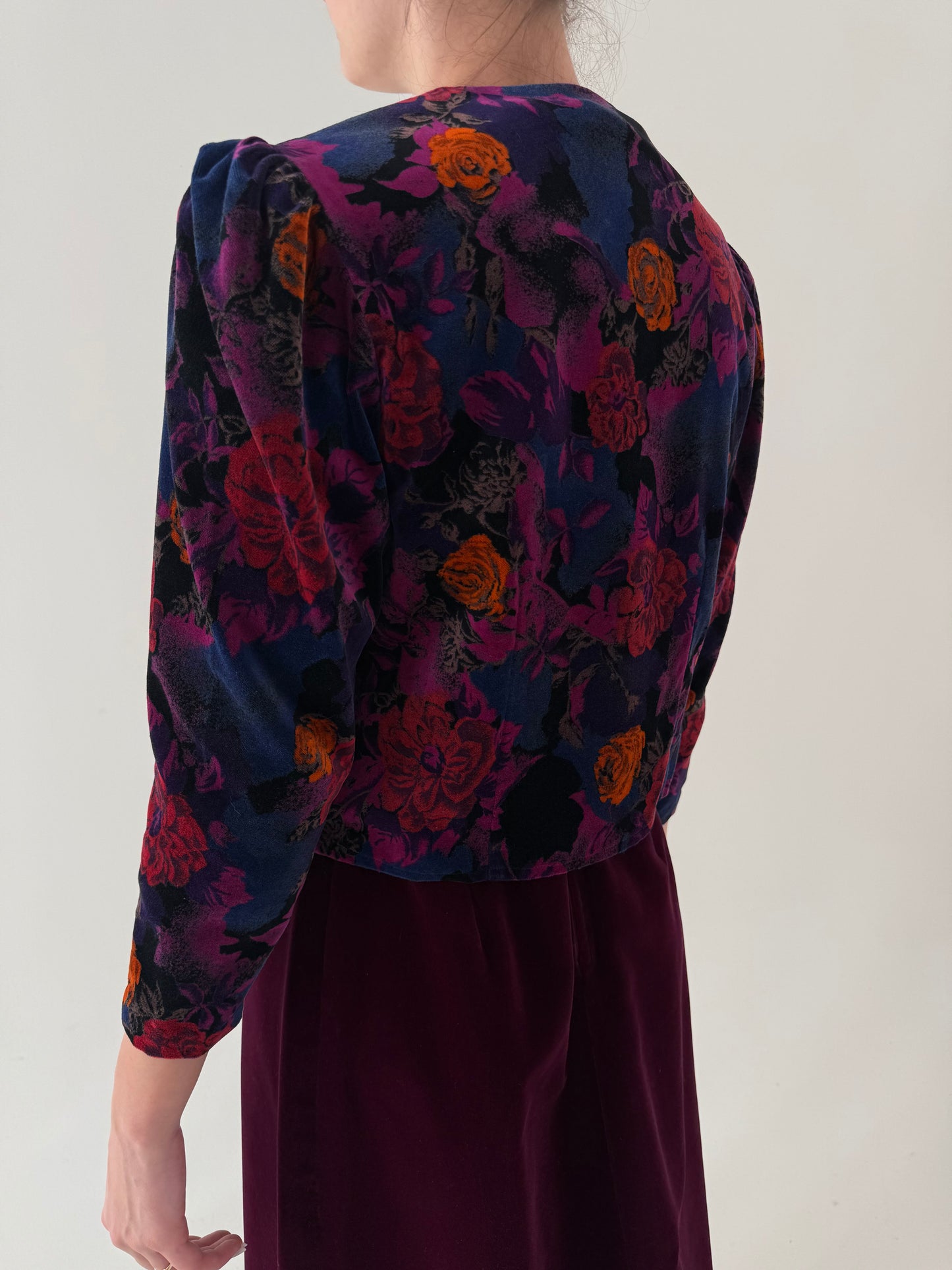 Sacou vintage petite cambrat din catifea în culori superbe și umeri ușor bufanți