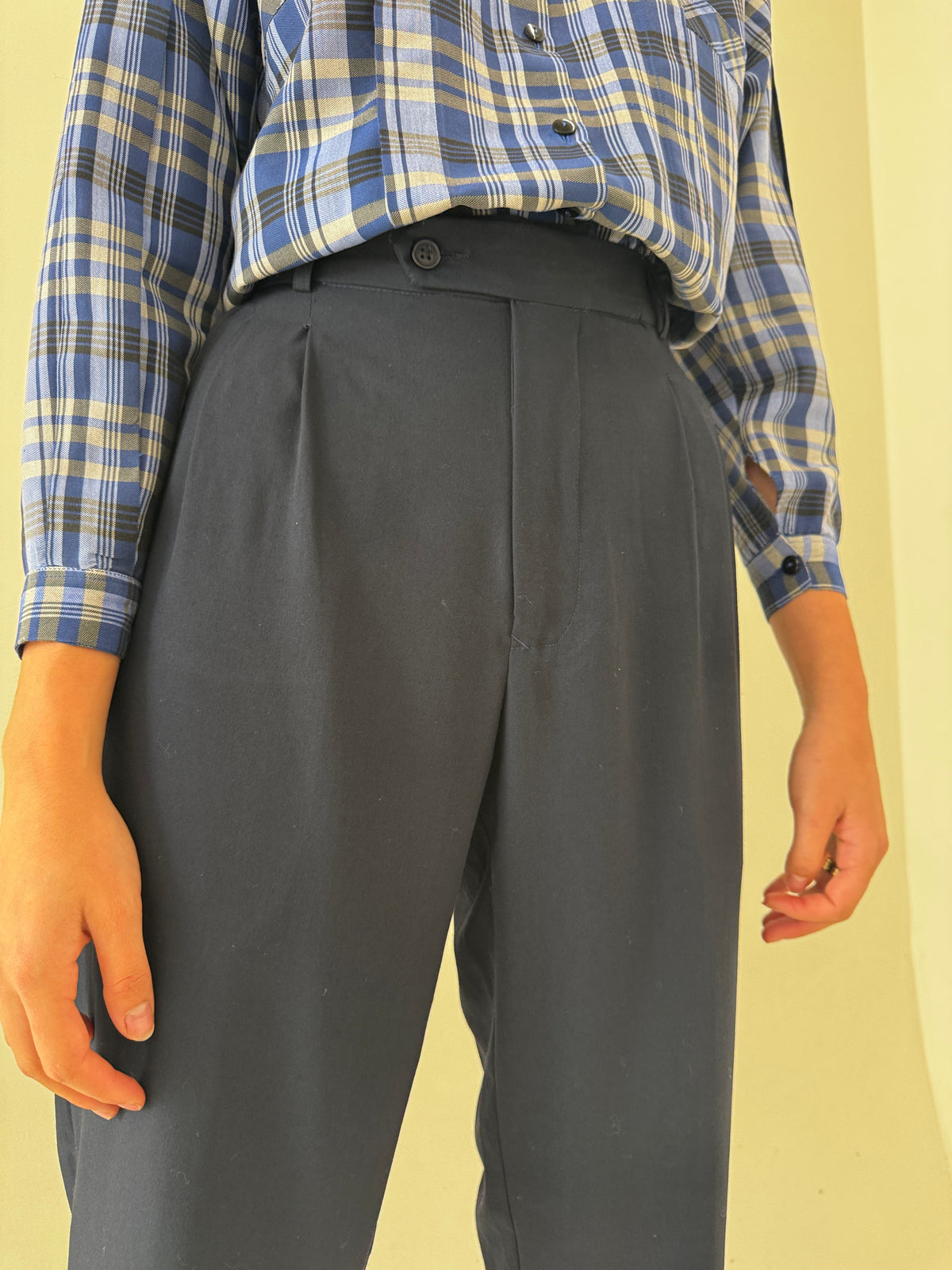 Pantaloni Navy petite din stofita de lana extrafina și vascoza cu pense
