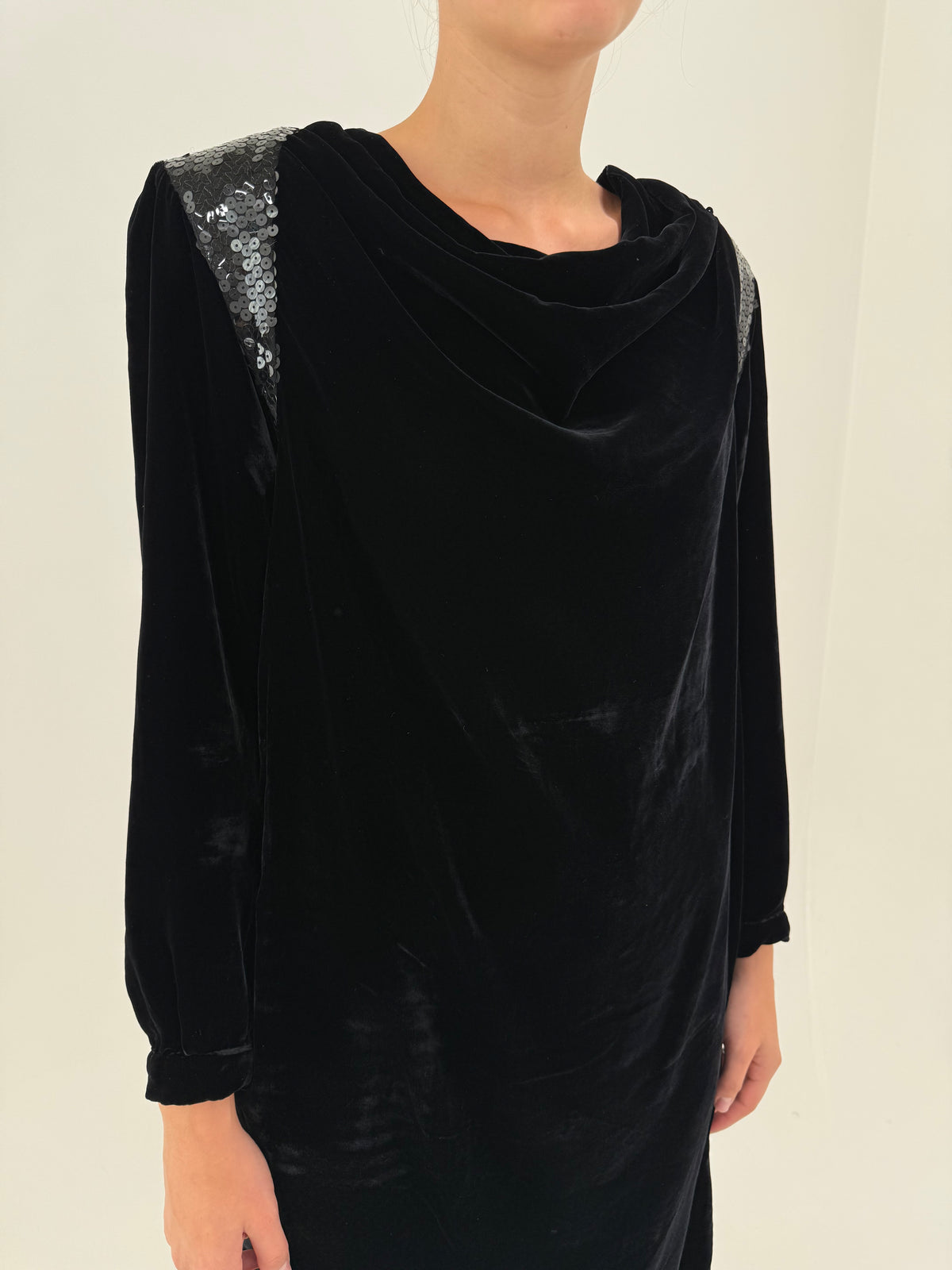 Rochie neagră de brand luxury Marina Rinaldi din catifea prețioasă mix de mătase naturală