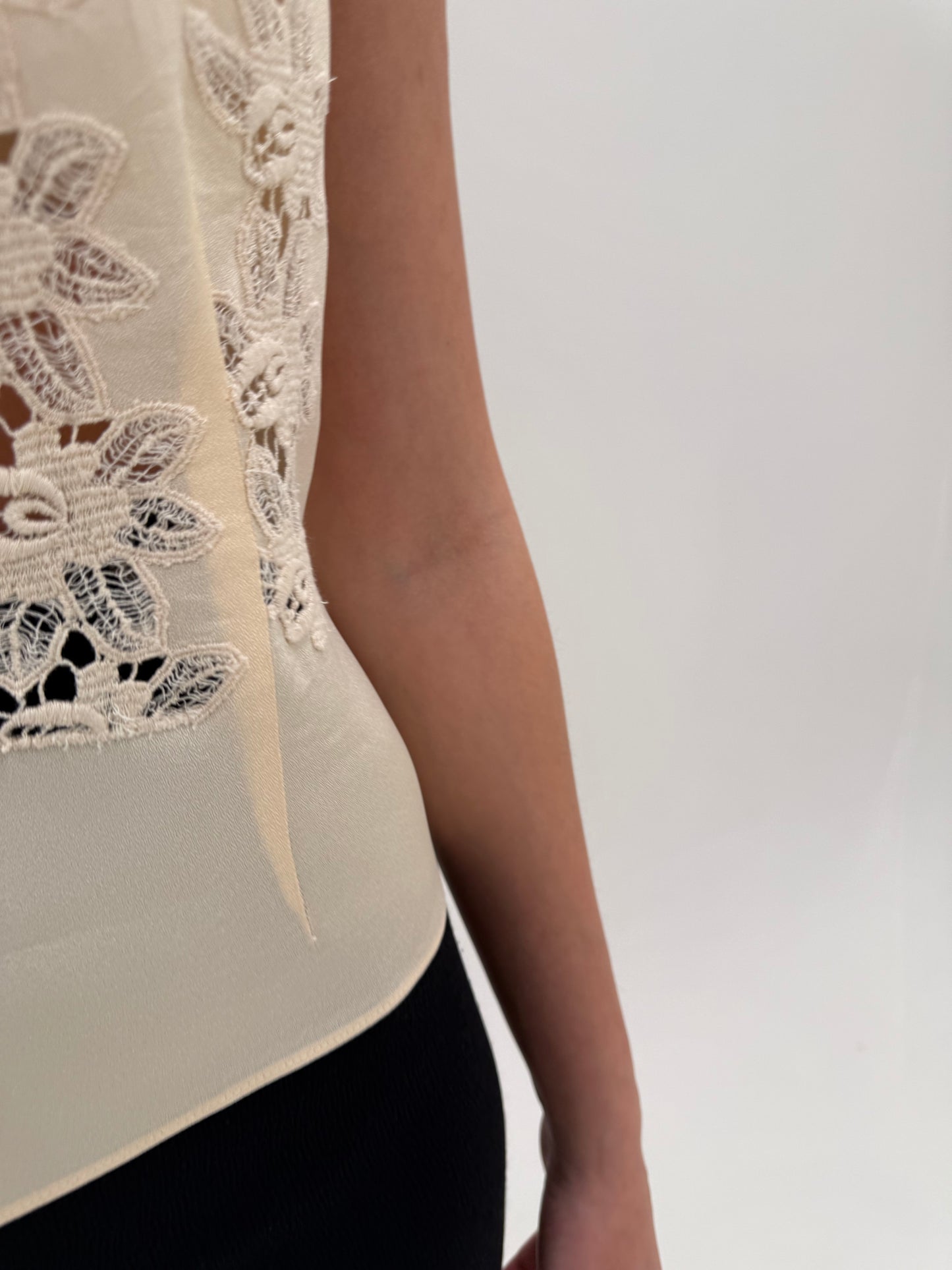 Top old vintage anii 60 cu inserție de dantelă macrame și nasturi la spate