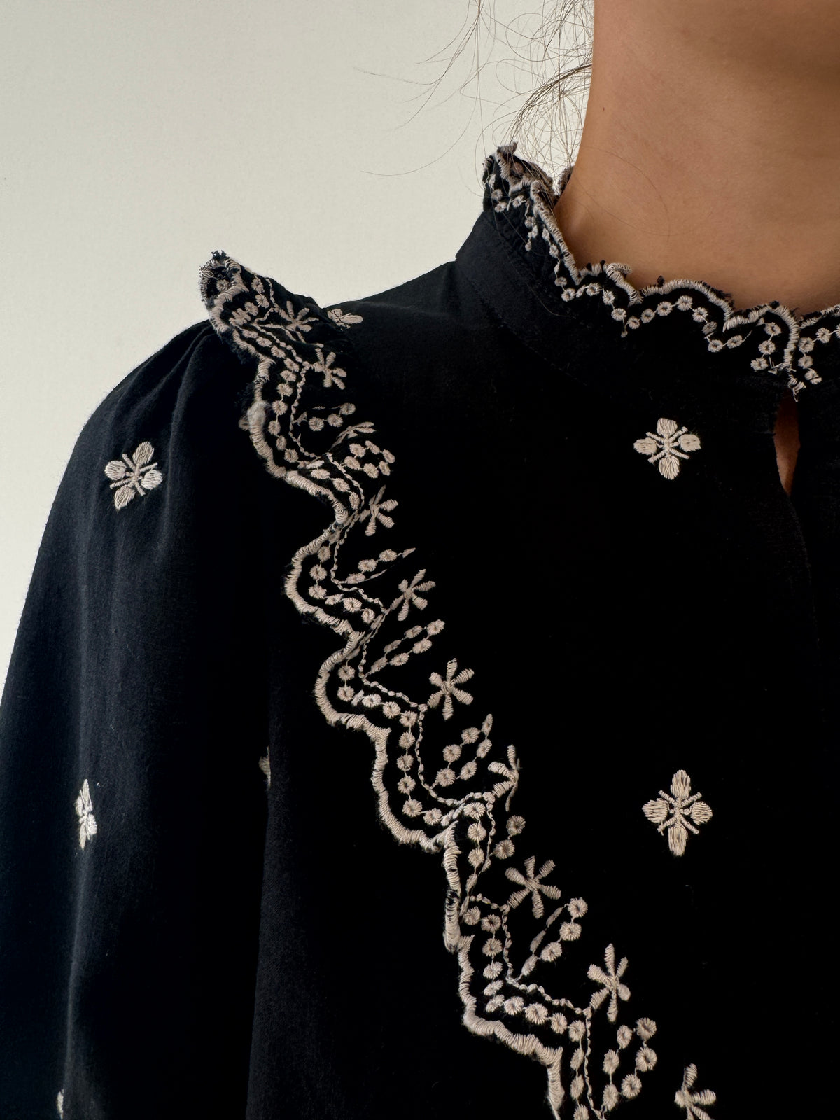 Cămașa boho neagra din bumbac moale cu broderie și mâneci ample