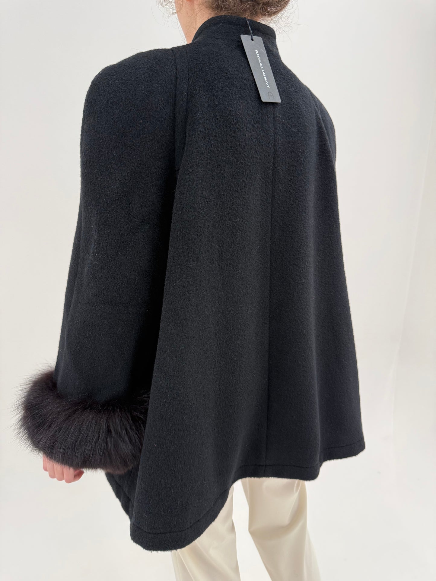 Palton negru italian cu blană naturală de vulpe la mâneci în croi tip capa