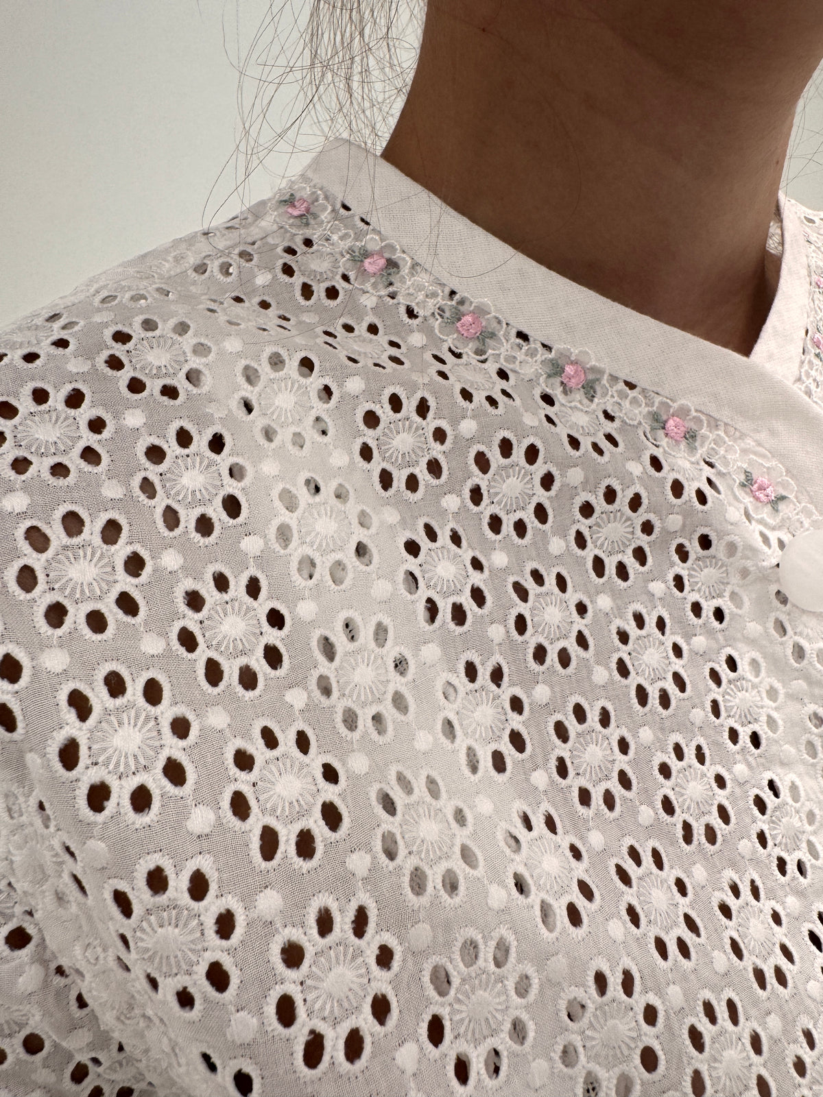 Sacou excepțional integral brodat cu aplicații delicate din dantelă și broderie anglaise