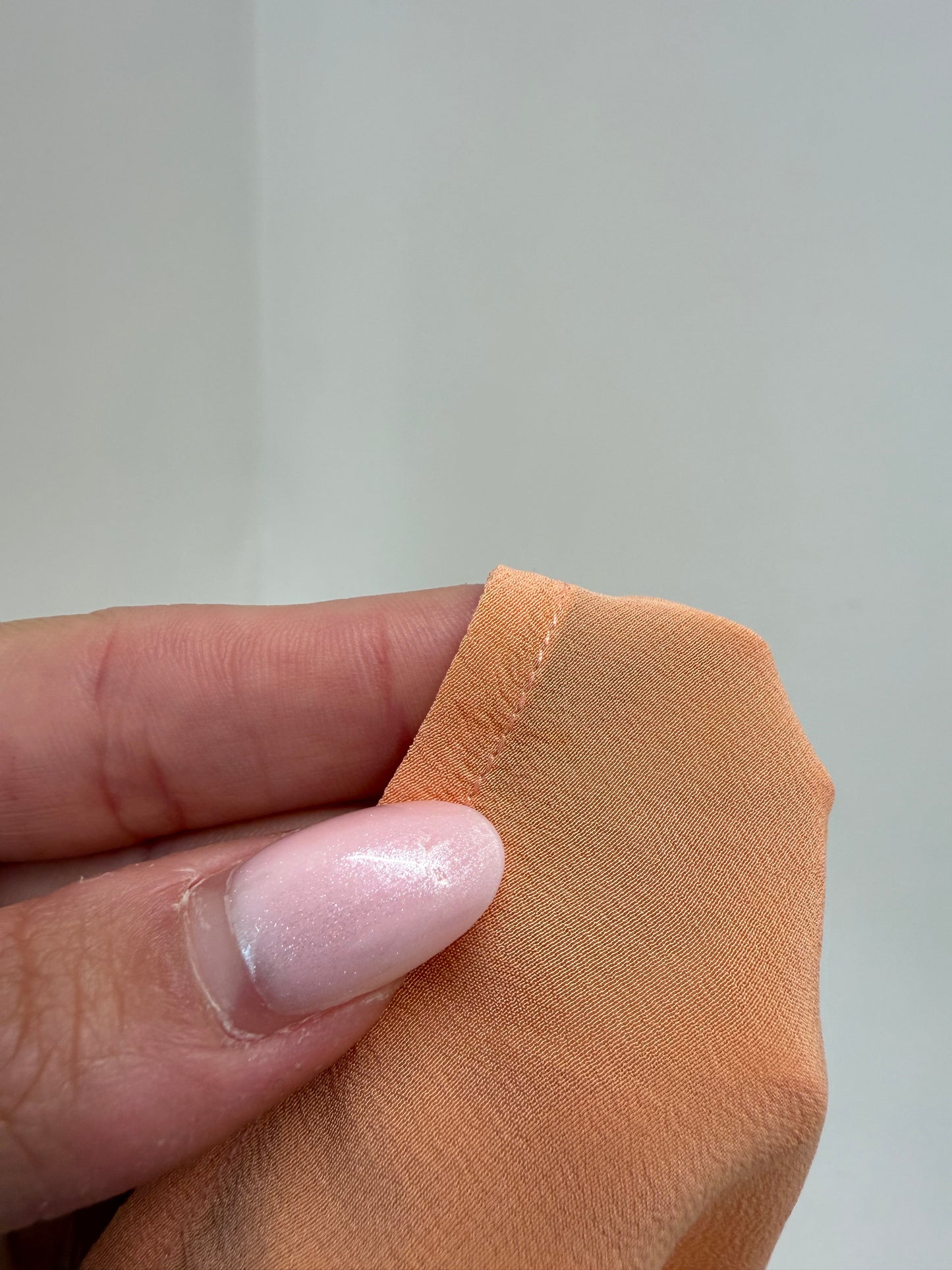 Top peach orange din mătase naturală în croi minimalist