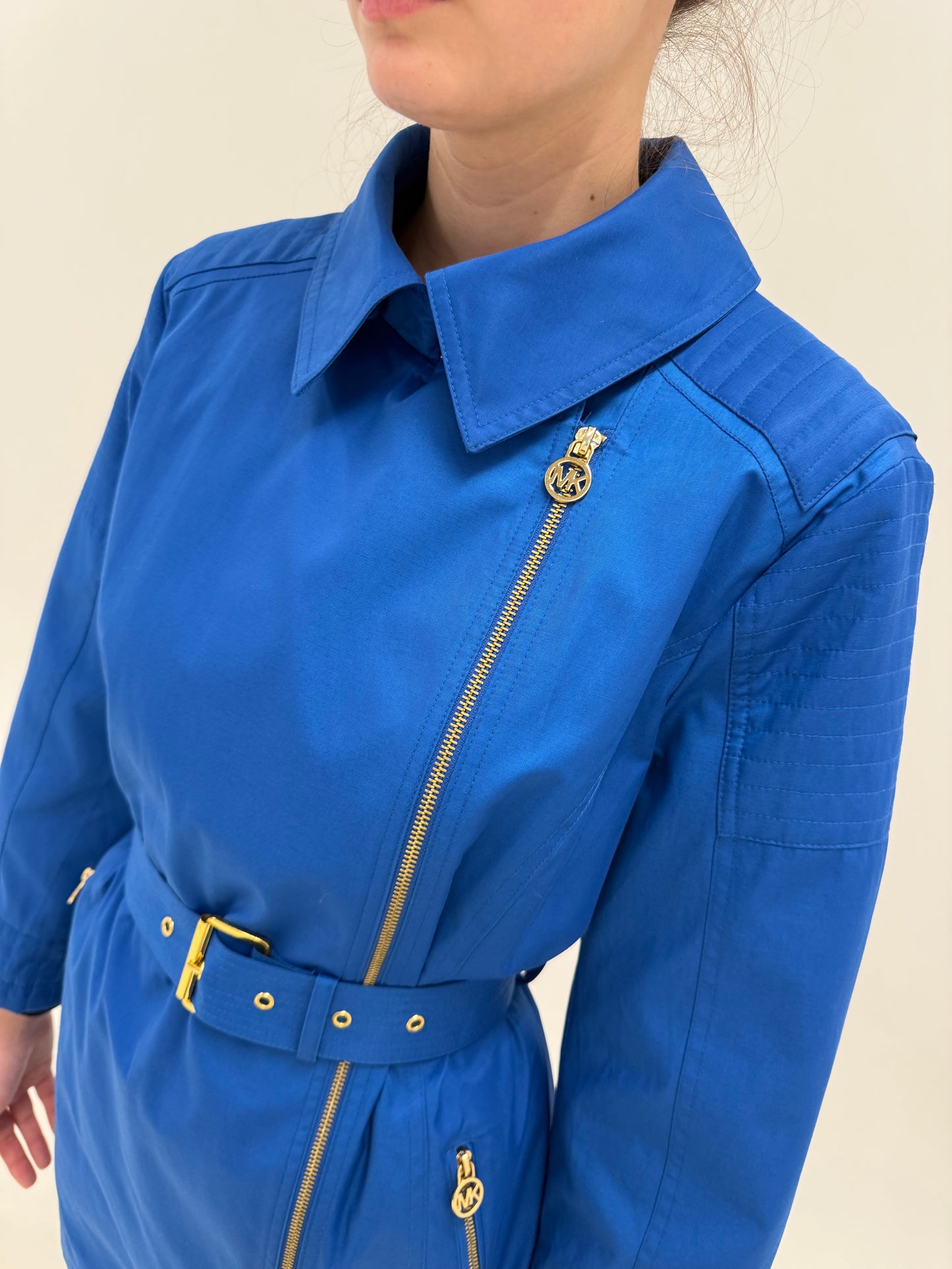 Trench petite Michael Kors albastru regal din Gabardină cu feronerie aurie