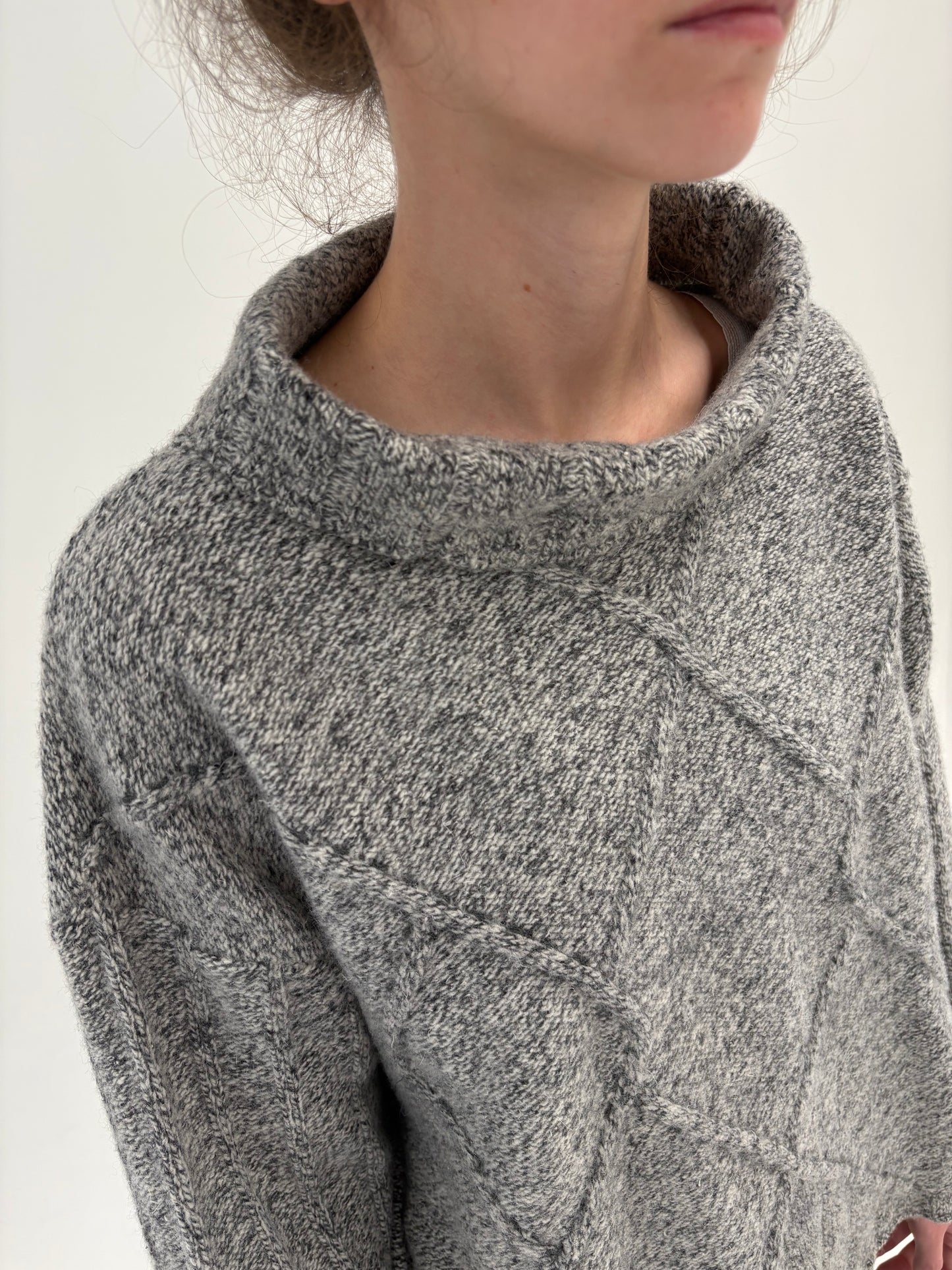 Maleta groasă petite cu guler sal din lana texturată cu inserții ivoire și negre