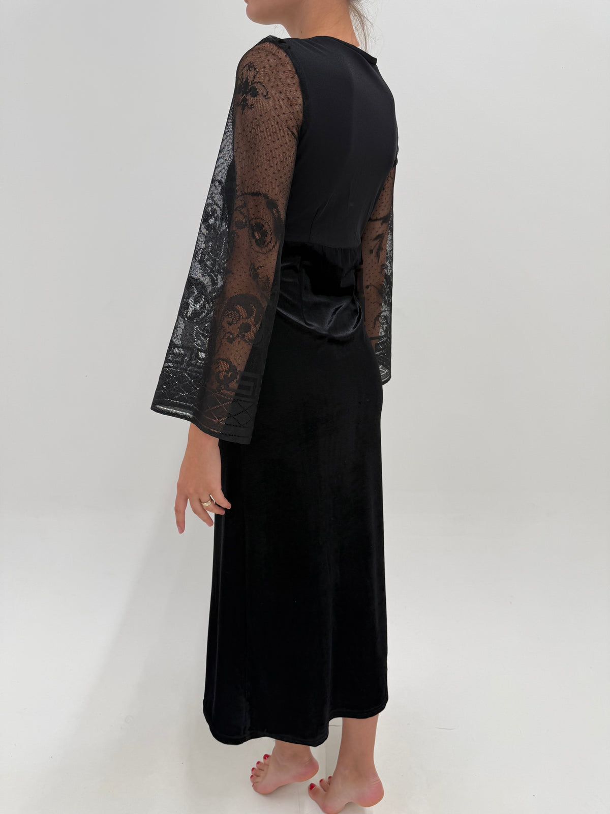 LBD maxi superba din catifea modeltoare cu mâneci evazate din dantelă