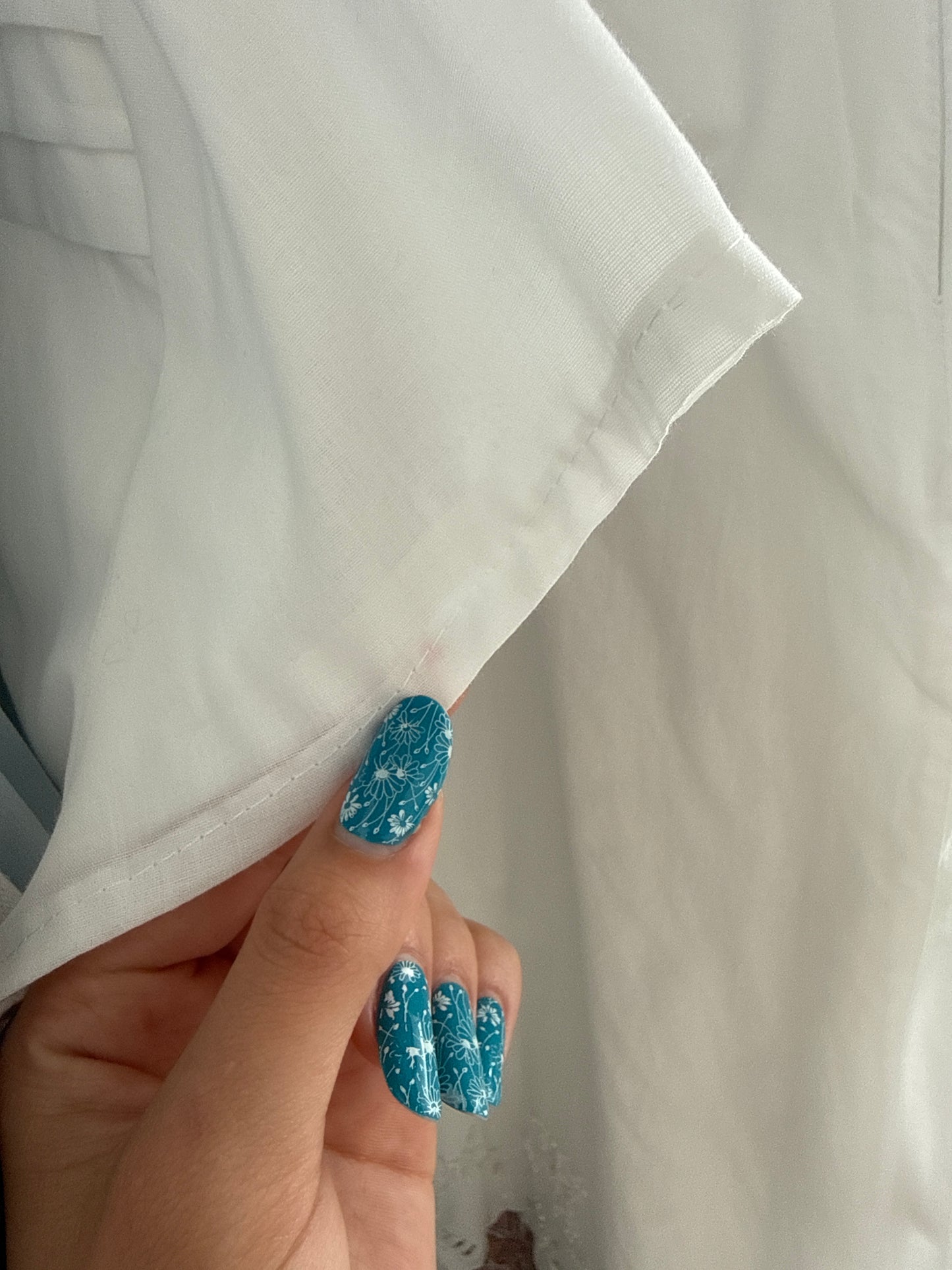 Camasa din poplin de bumbac în croi retro modern cu pliseuri decorative