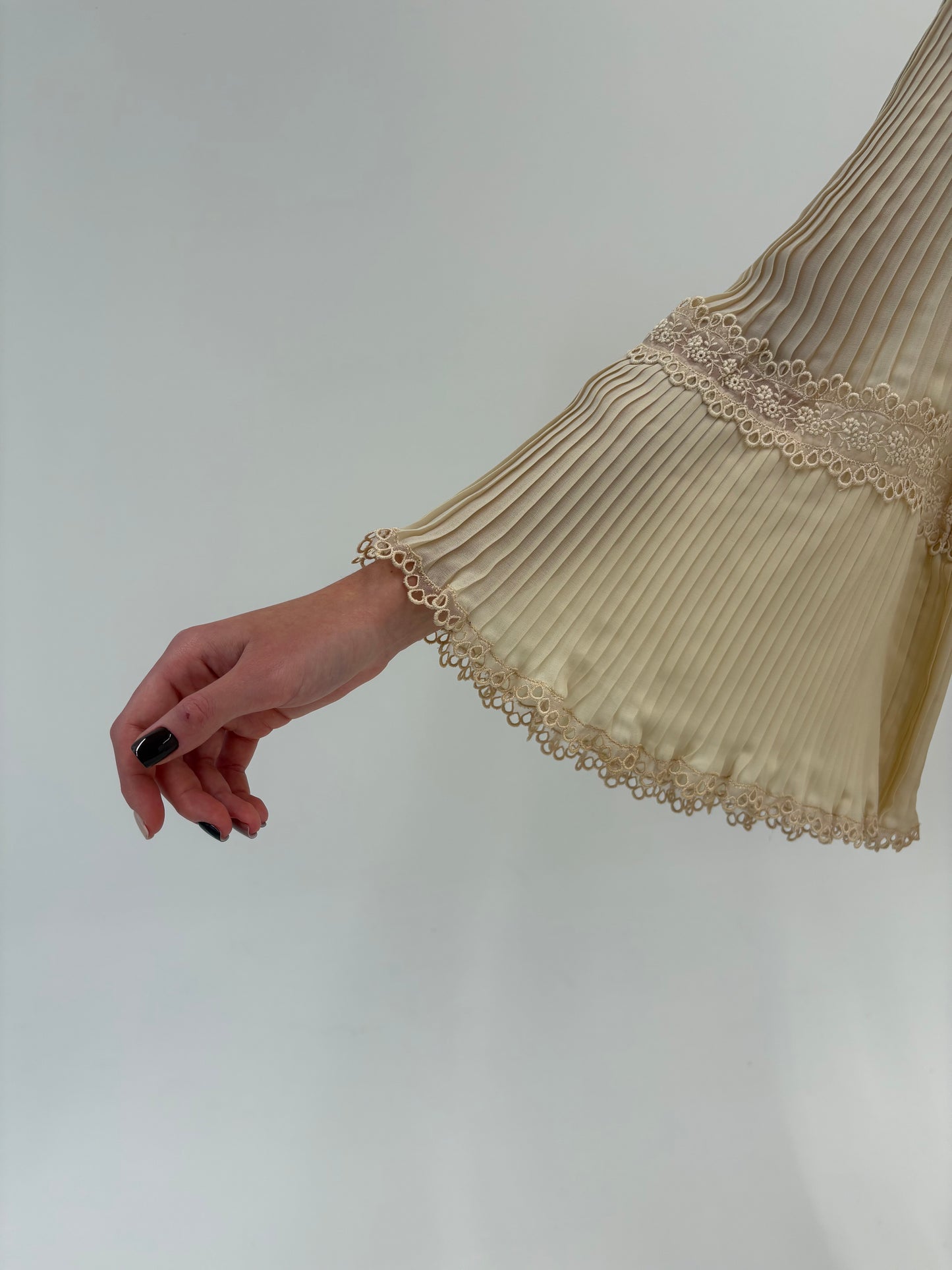 Cămașa old vintage anii 70 cu pliseuri și dantelă macrame
