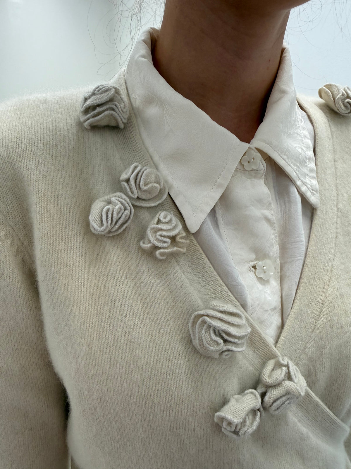 Cardigan din cașmir high end off white petrecut cu aplicații 3 D