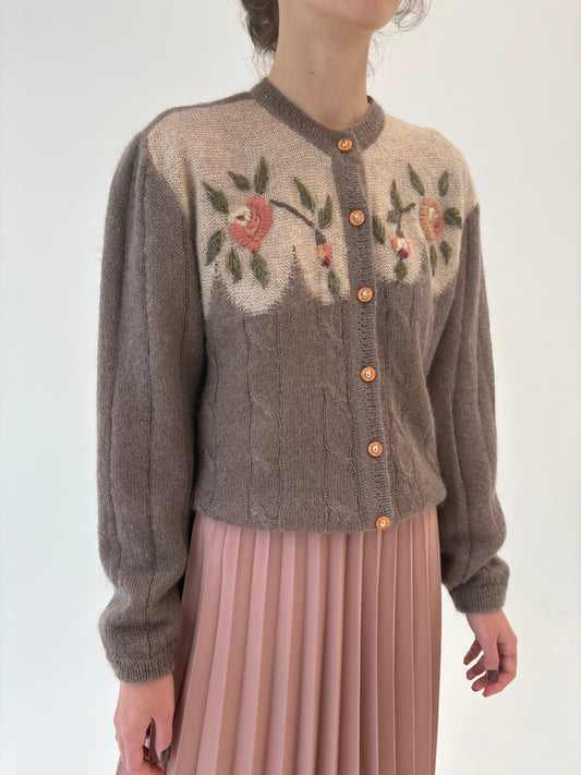 Jacheta căptușită din tricot de baby mohair brodată manual