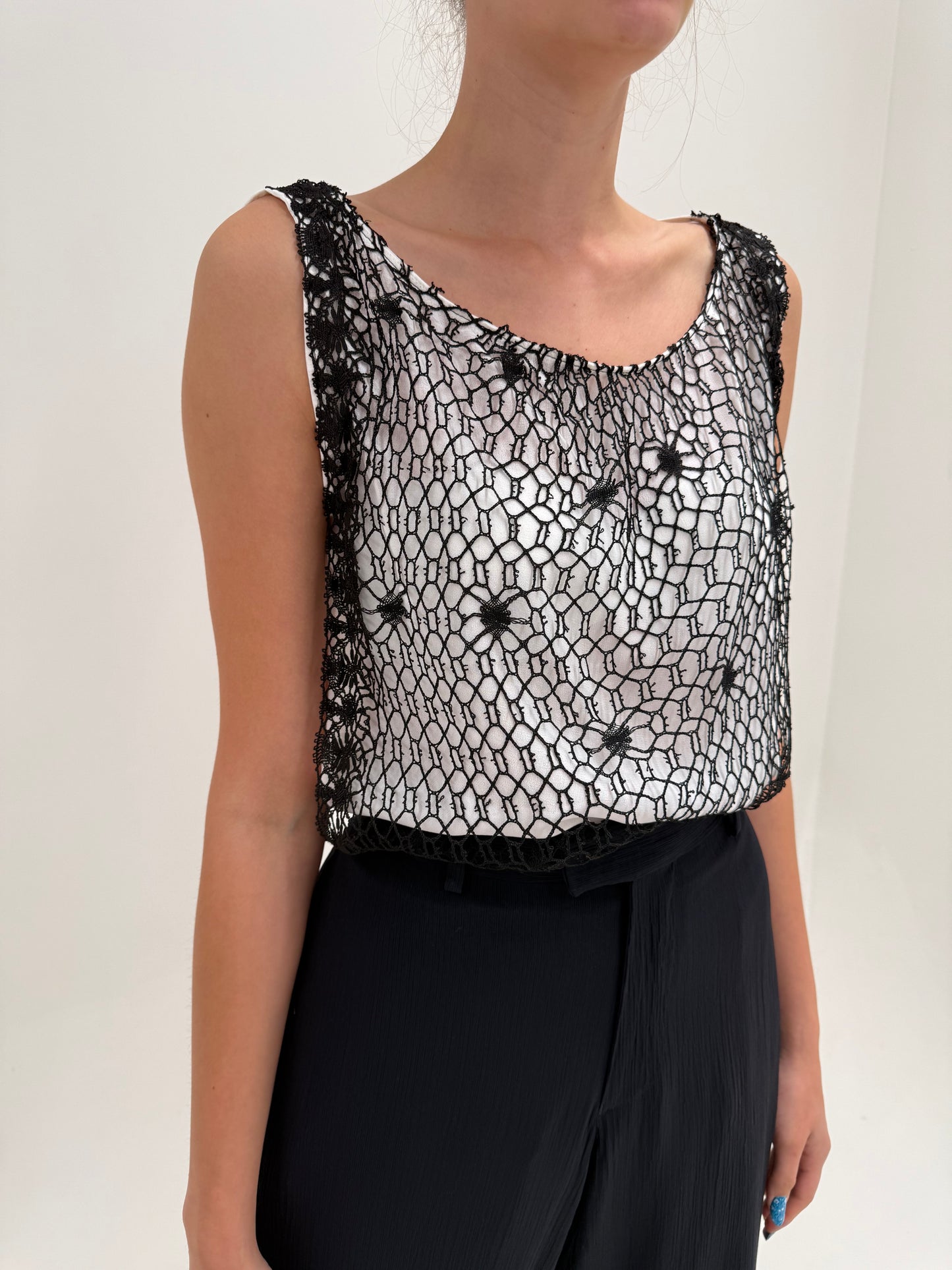 Top chic cu macrame negru lucrat manual pe bază Alba vaporoasă